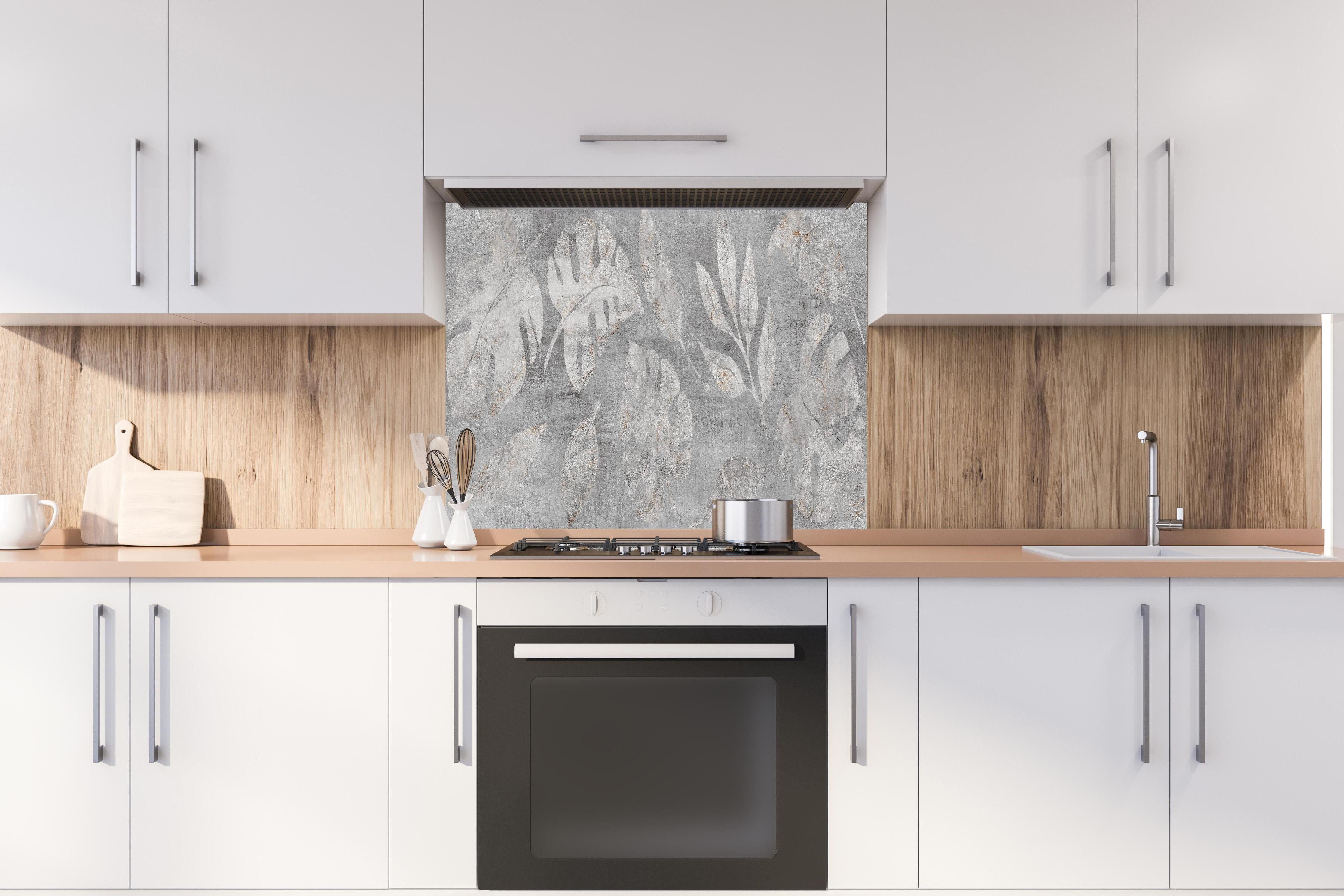 Spritzschutz - Seamless Weiß-Graue Beton Blatttextur hinter einem Cerankochfeld zwischen Holz-Kochutensilien

