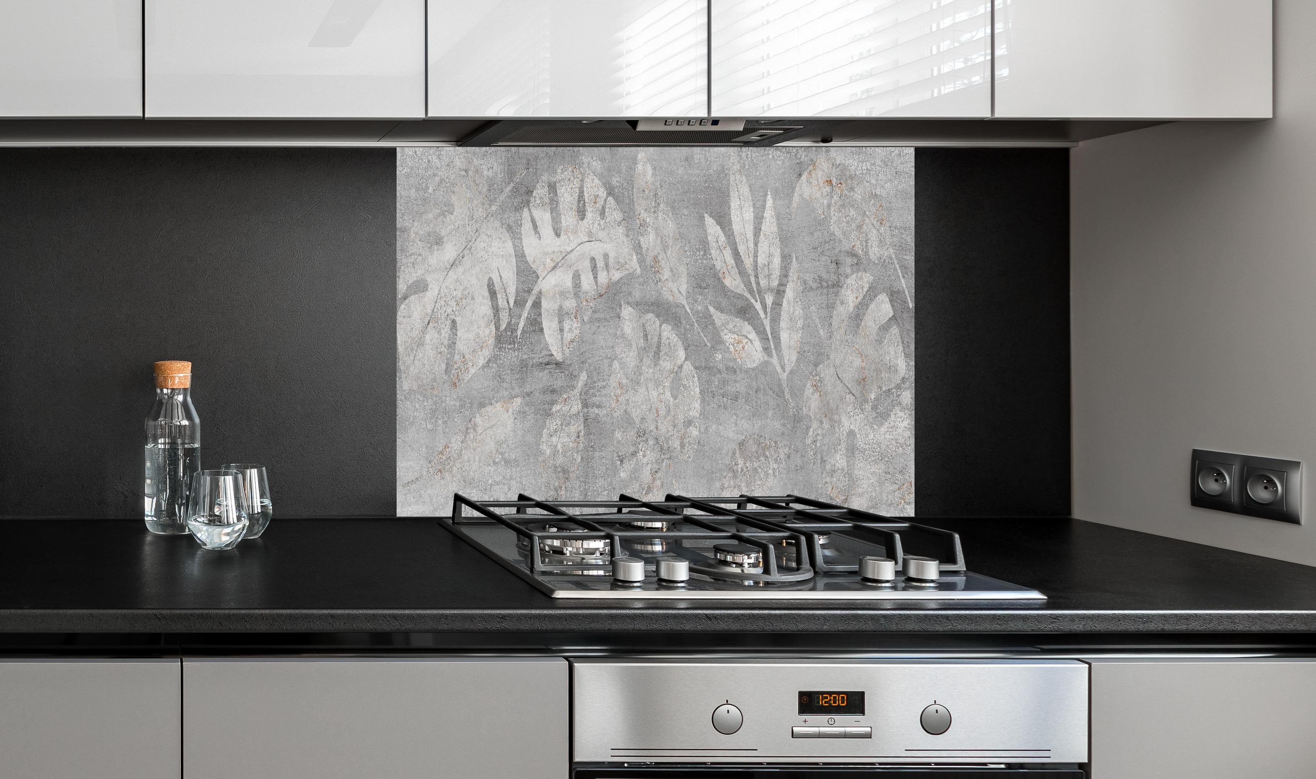 Spritzschutz - Seamless Weiß-Graue Beton Blatttextur hinter einem Cerankochfeld zwischen Holz-Kochutensilien
