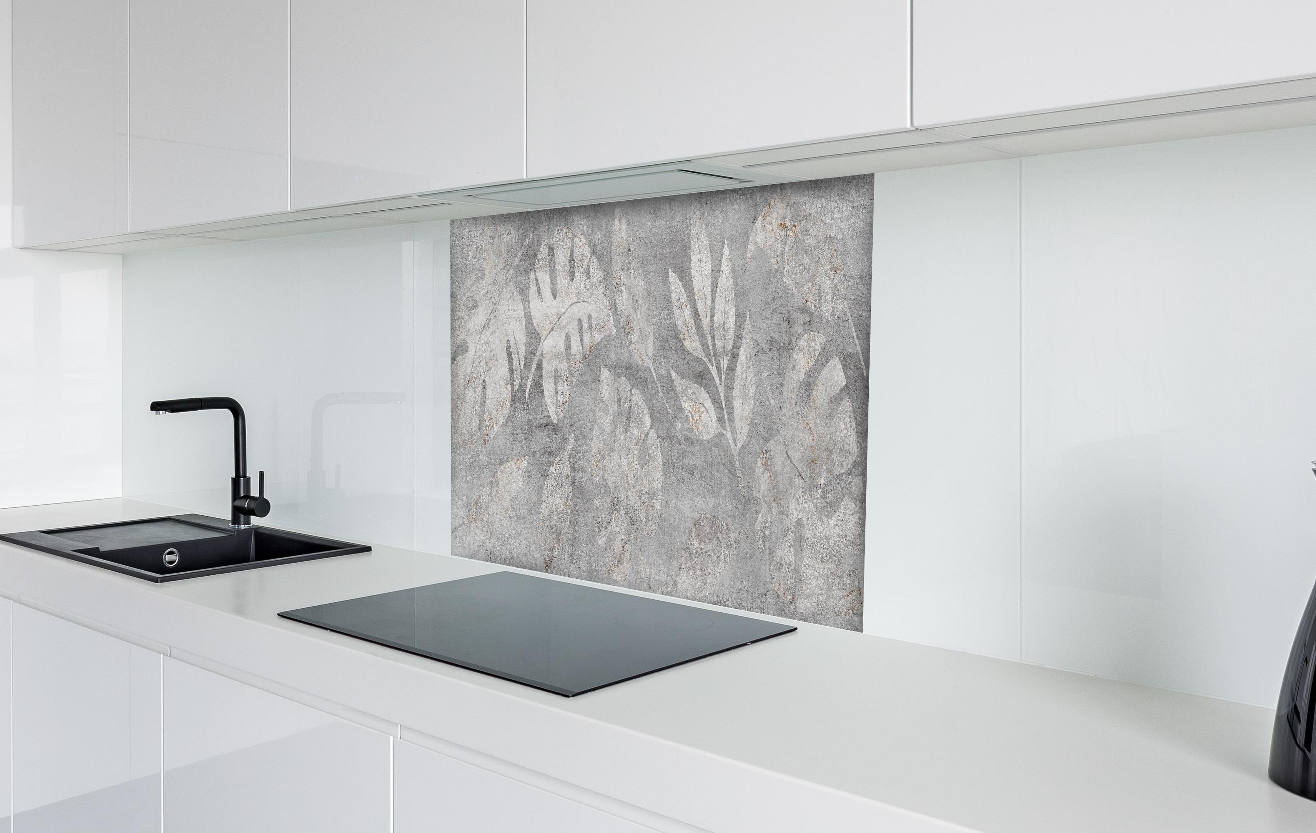 Spritzschutz - Seamless Weiß-Graue Beton Blatttextur hinter einem Cerankochfeld zwischen Holz-Kochutensilien
