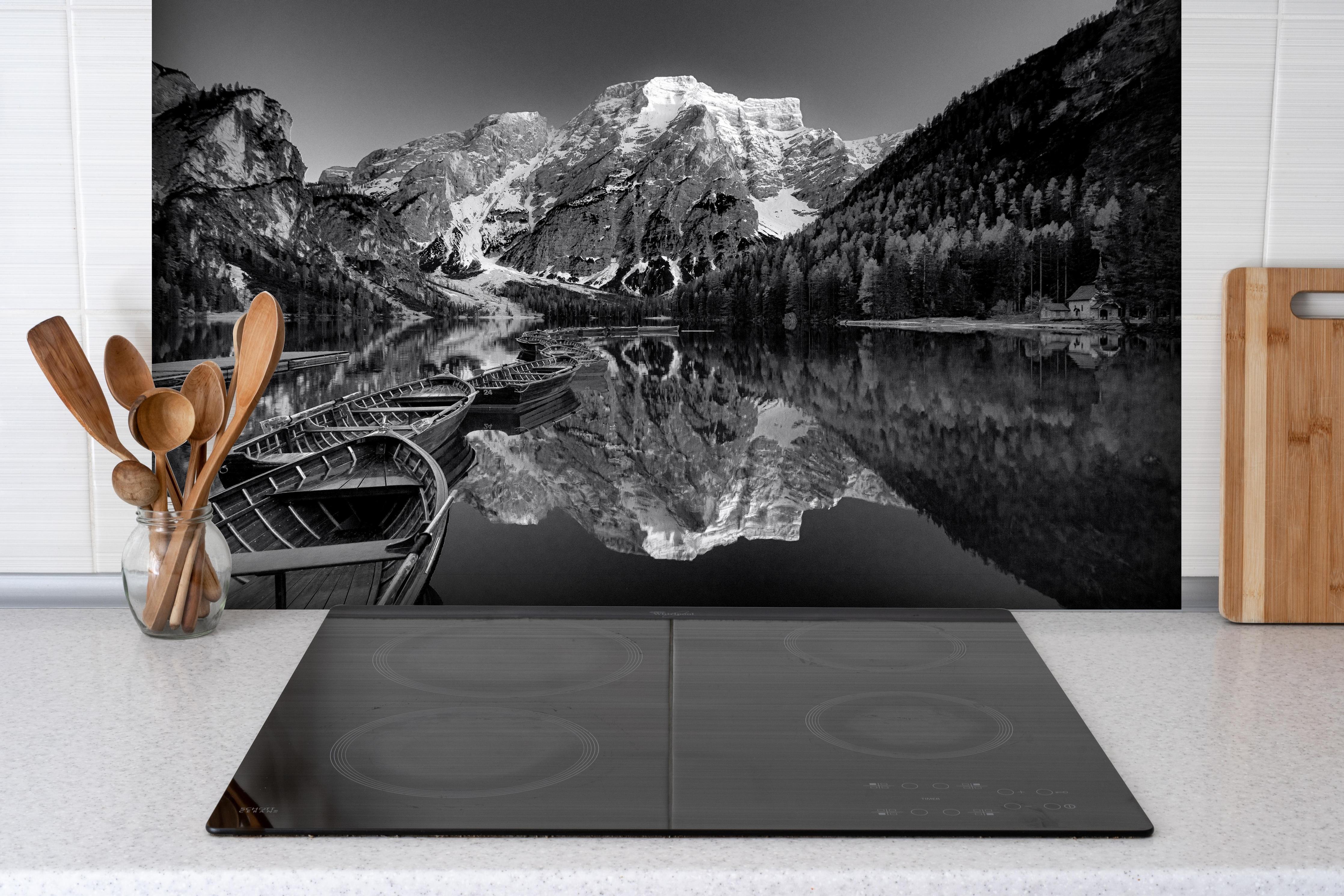Spritzschutz - Seelandschaft Braies Schwarz-Weiß Idylle hinter einem Cerankochfeld zwischen Holz-Kochutensilien
