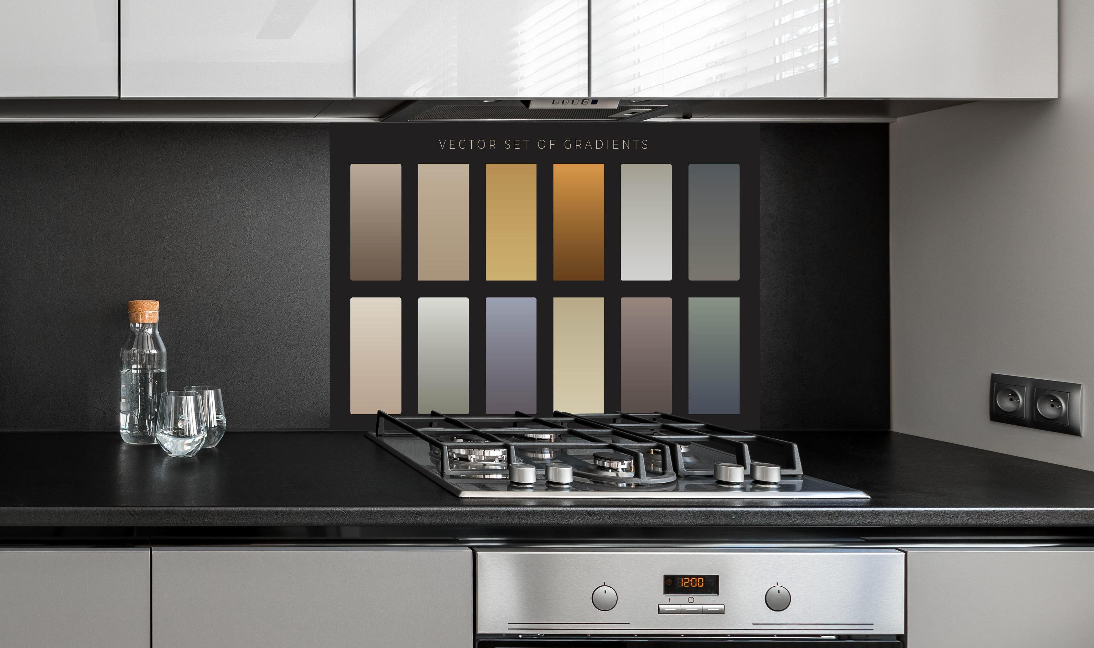 Spritzschutz - Set von sanften Vektor-Farbverläufen hinter einem Cerankochfeld zwischen Holz-Kochutensilien
