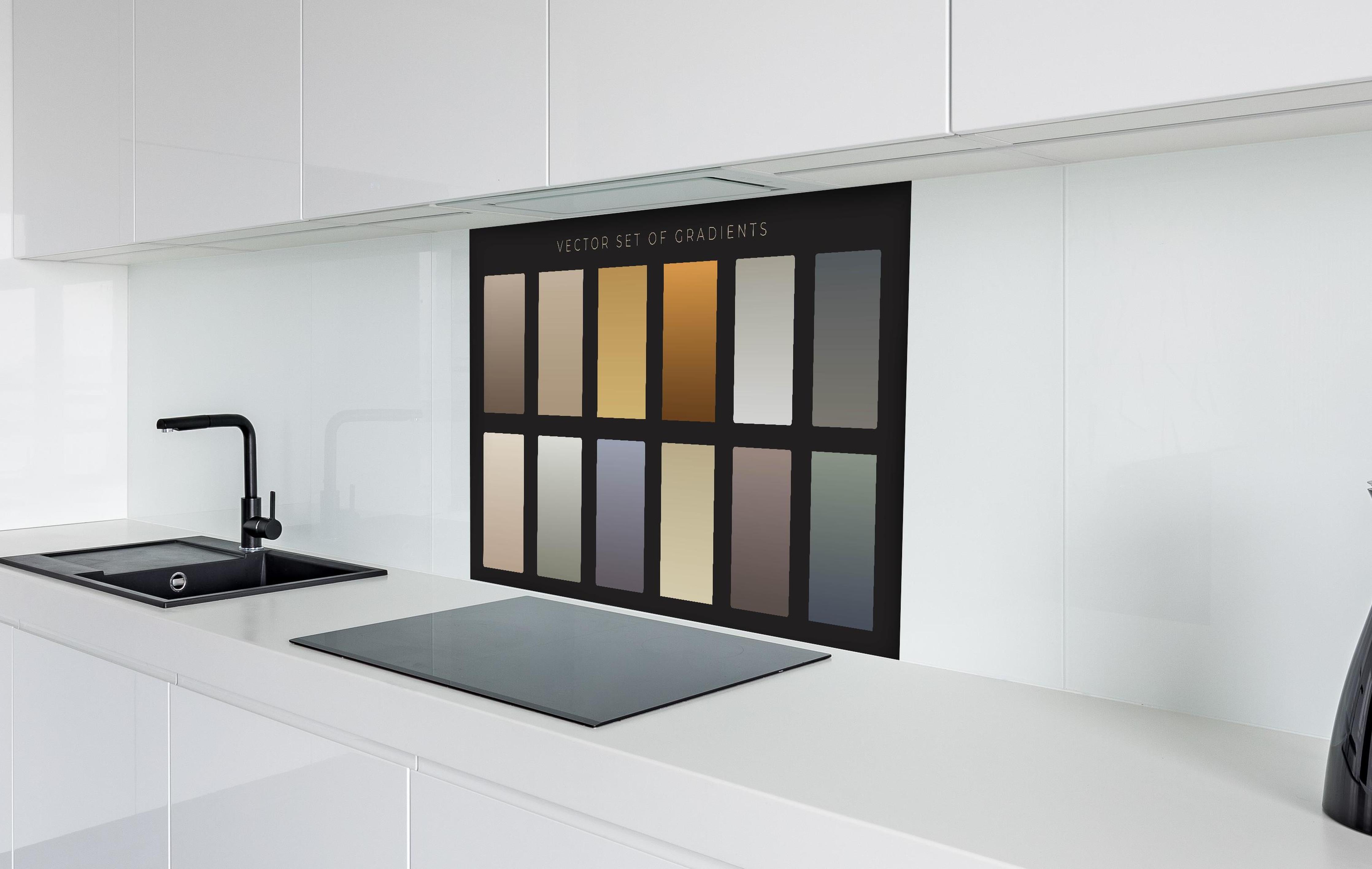 Spritzschutz - Set von sanften Vektor-Farbverläufen hinter einem Cerankochfeld zwischen Holz-Kochutensilien
