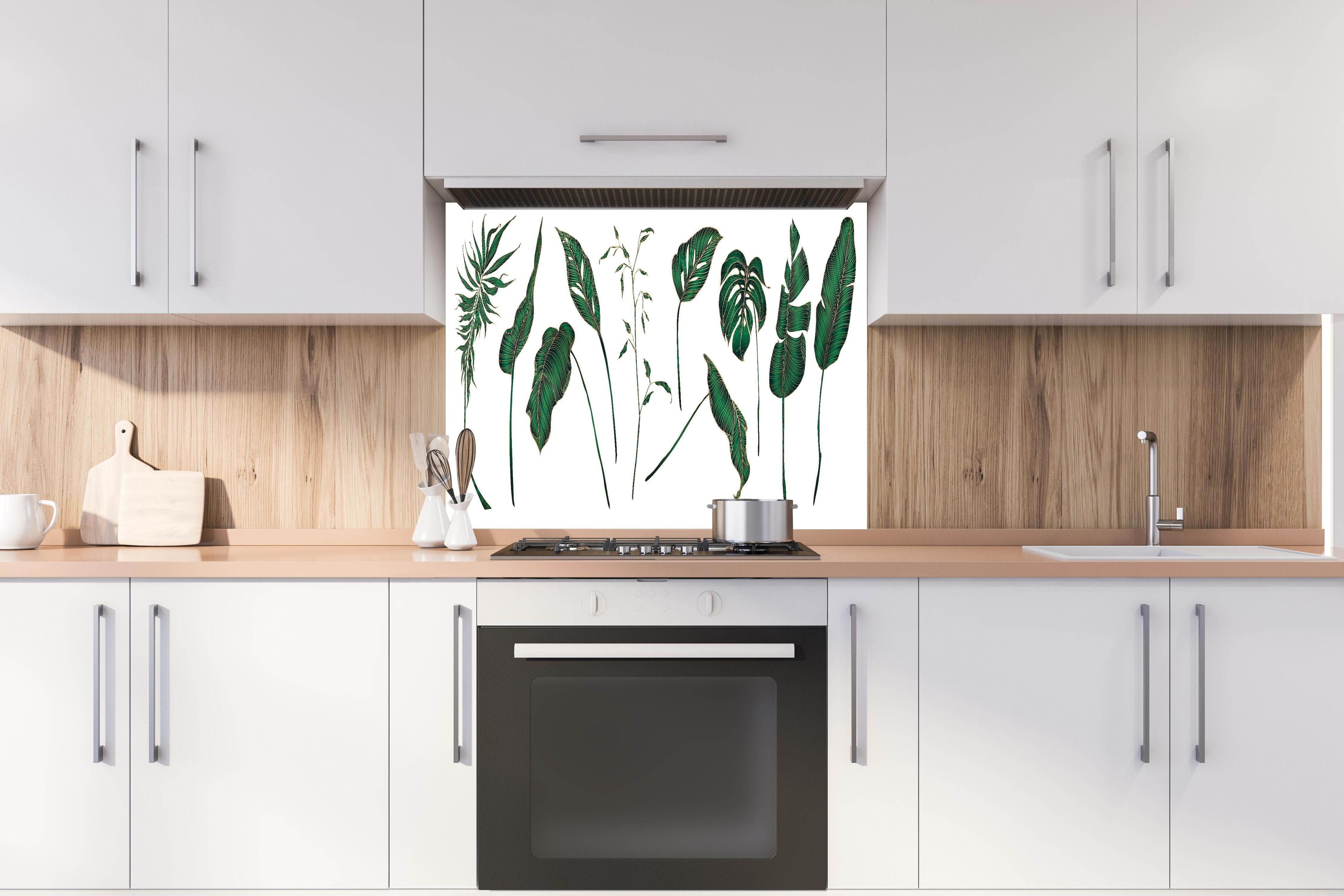 Spritzschutz - Set von tropischen Pflanzen Illustrationen hinter einem Cerankochfeld zwischen Holz-Kochutensilien
