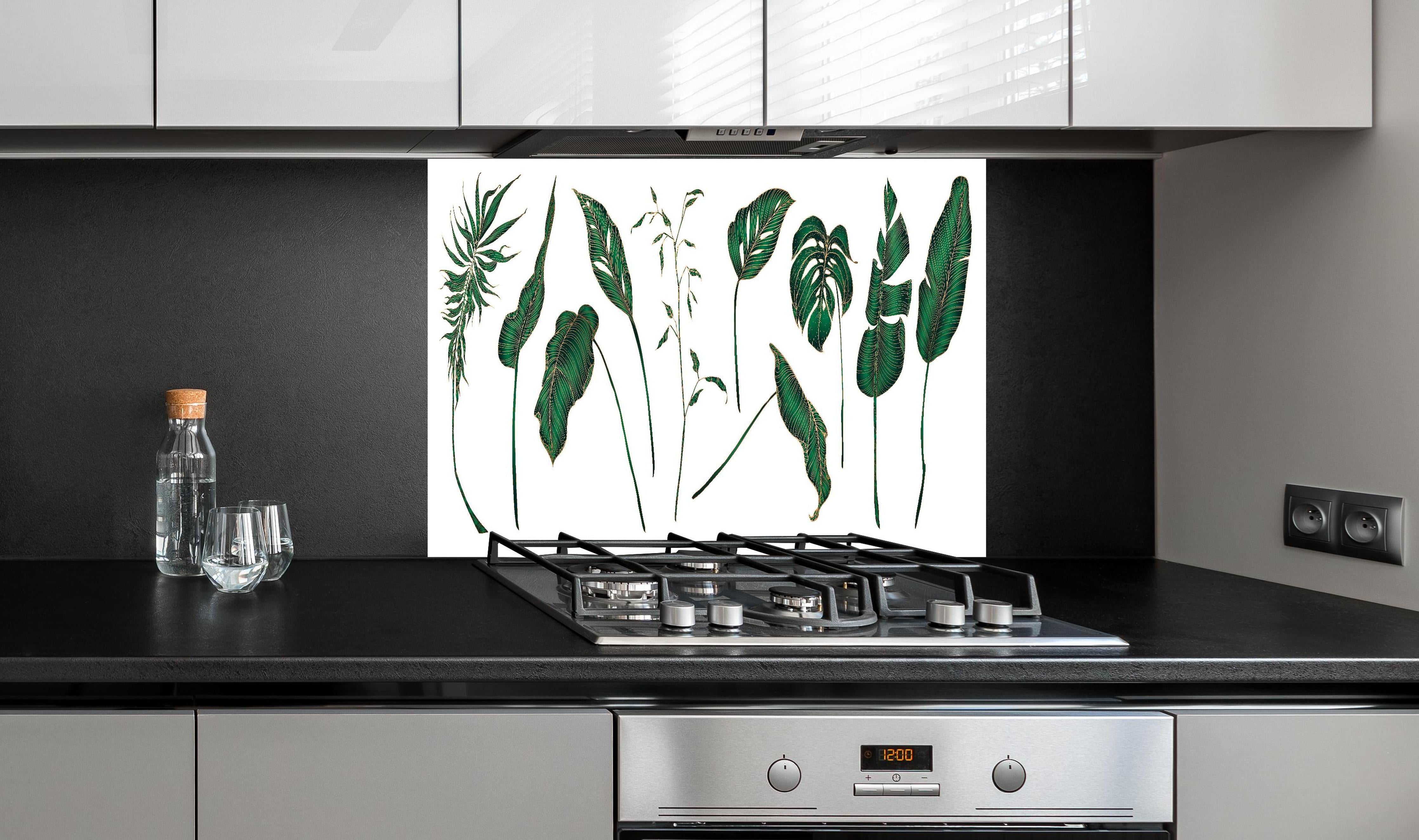 Spritzschutz - Set von tropischen Pflanzen Illustrationen hinter einem Cerankochfeld zwischen Holz-Kochutensilien

