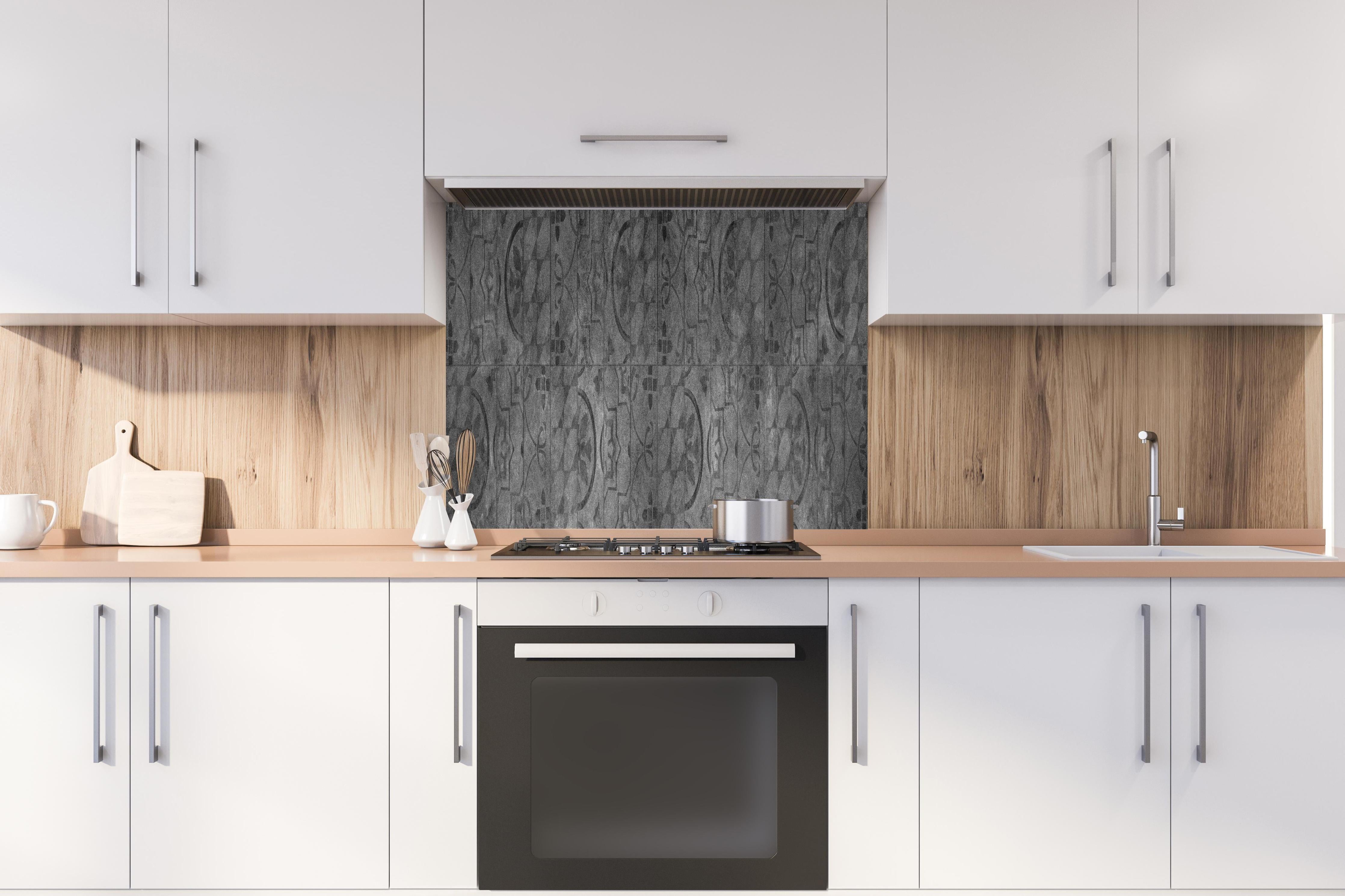 Spritzschutz - Shabby Chic Blumige Betontextur Panorama hinter einem Cerankochfeld zwischen Holz-Kochutensilien
