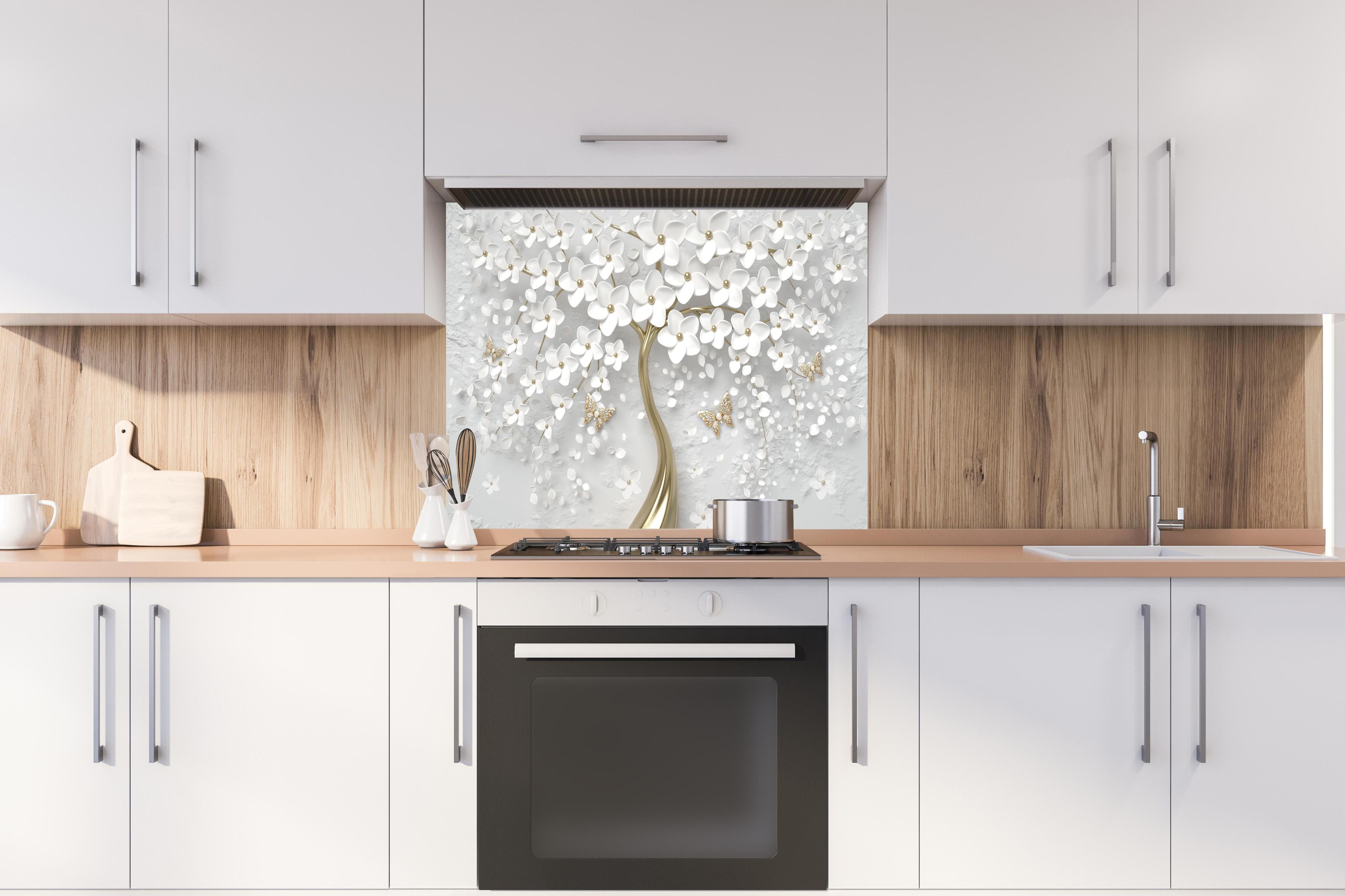 Spritzschutz - Silberner Baum - Floral hinter einem Cerankochfeld zwischen Holz-Kochutensilien
