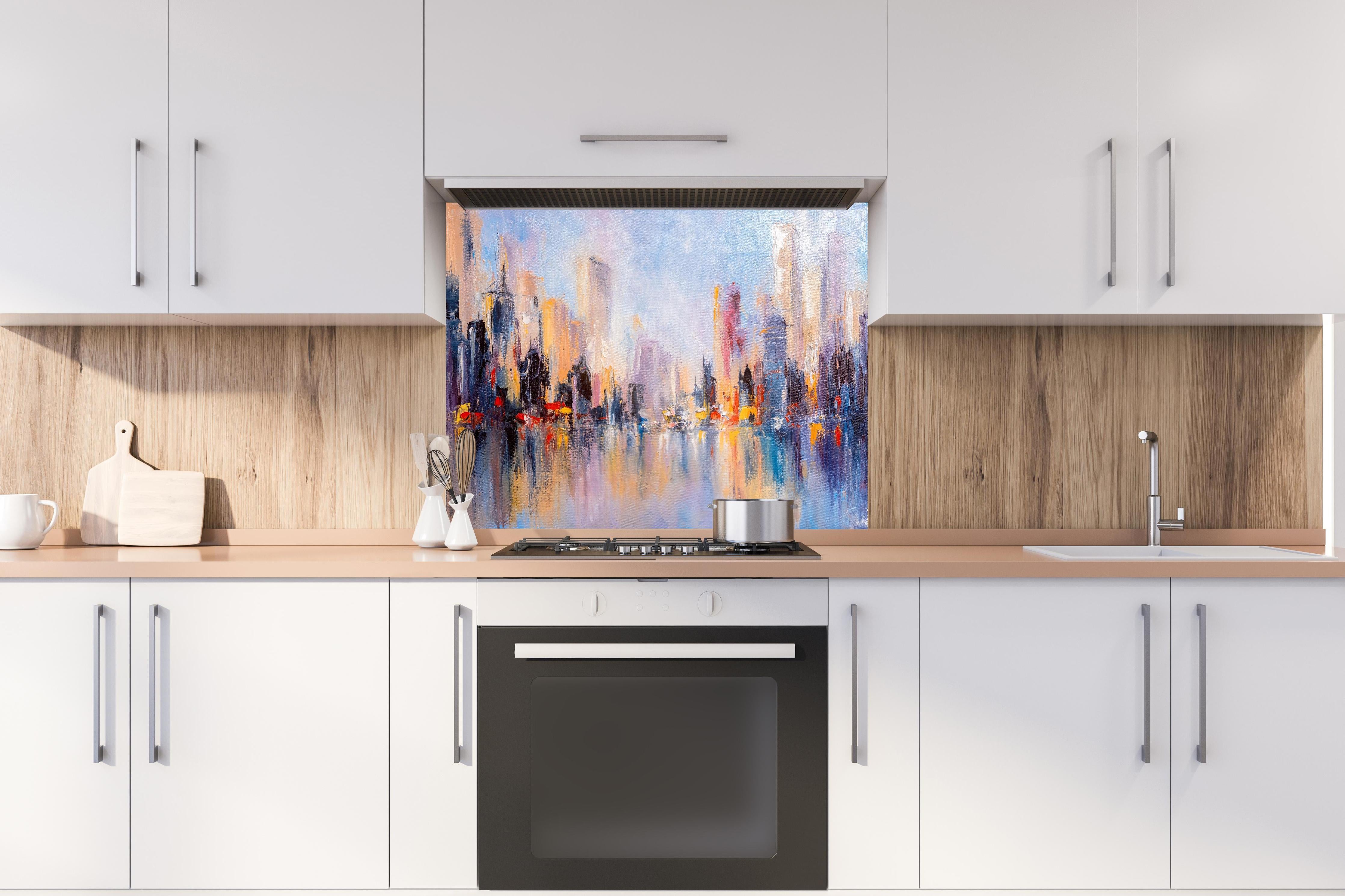 Spritzschutz - Skyline Gemälde hinter einem Cerankochfeld zwischen Holz-Kochutensilien
