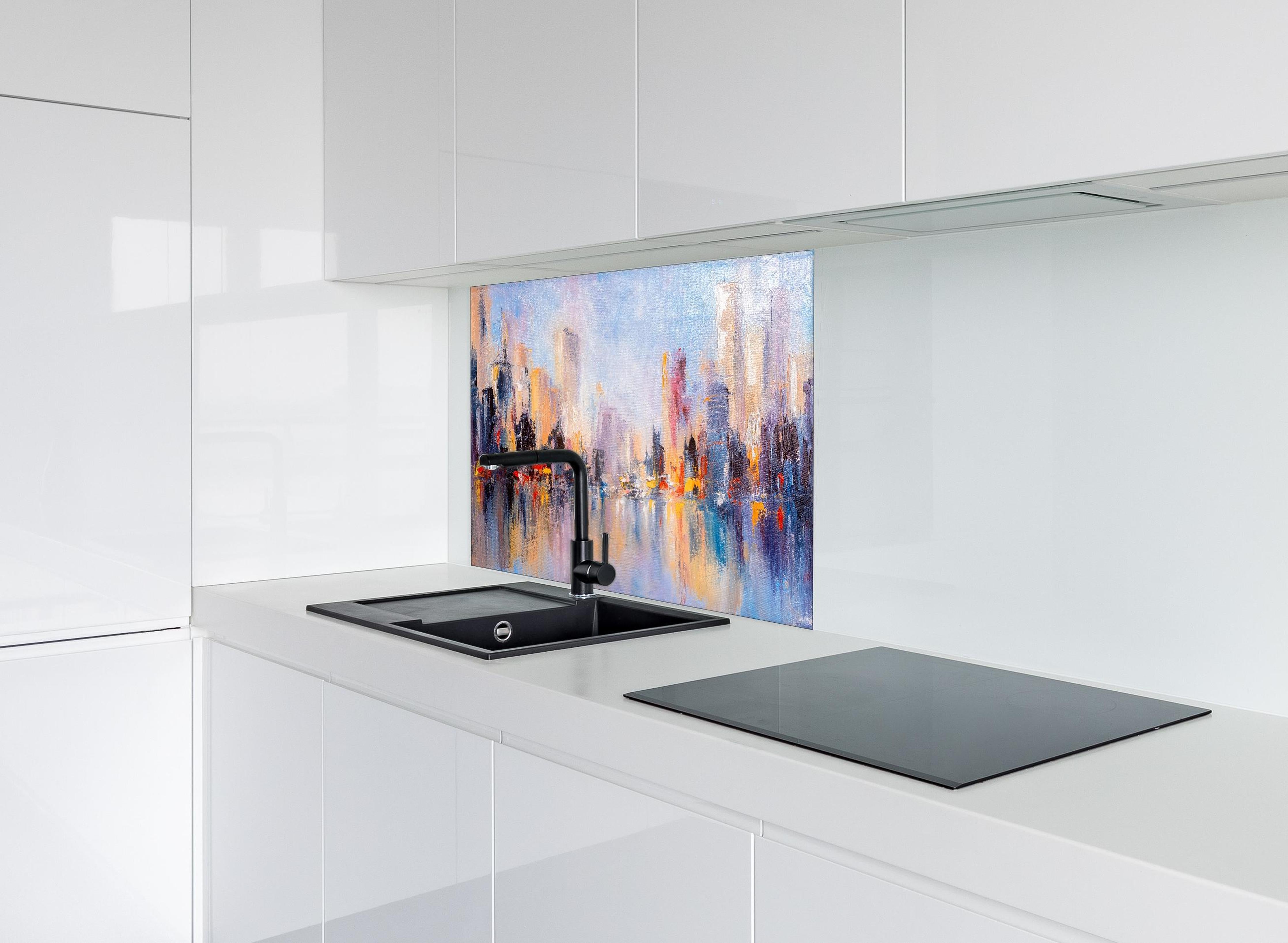 Spritzschutz - Skyline Gemälde hinter einem Cerankochfeld zwischen Holz-Kochutensilien
