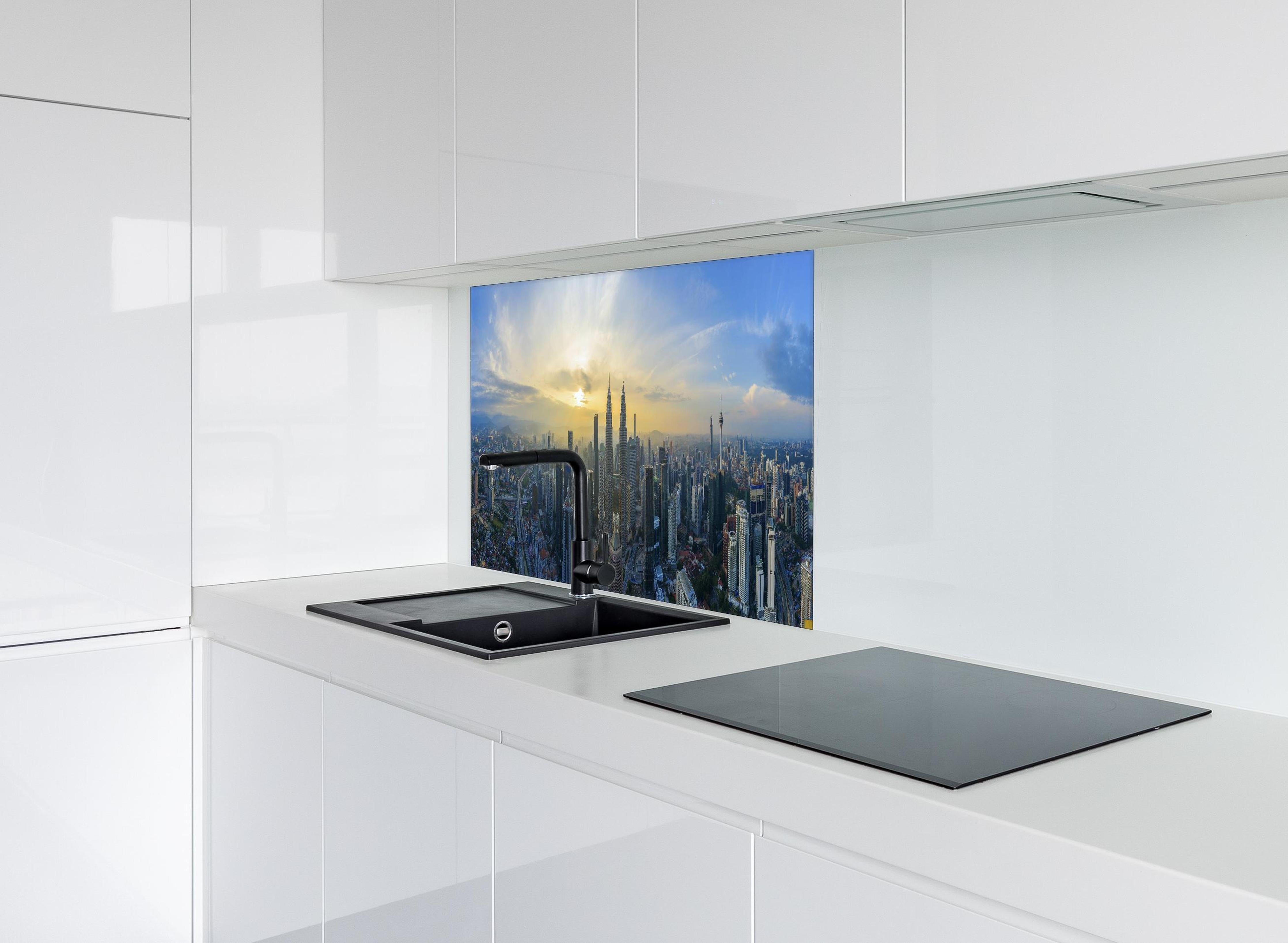 Spritzschutz - Skyline Kuala Lumpur City hinter einem Cerankochfeld zwischen Holz-Kochutensilien
