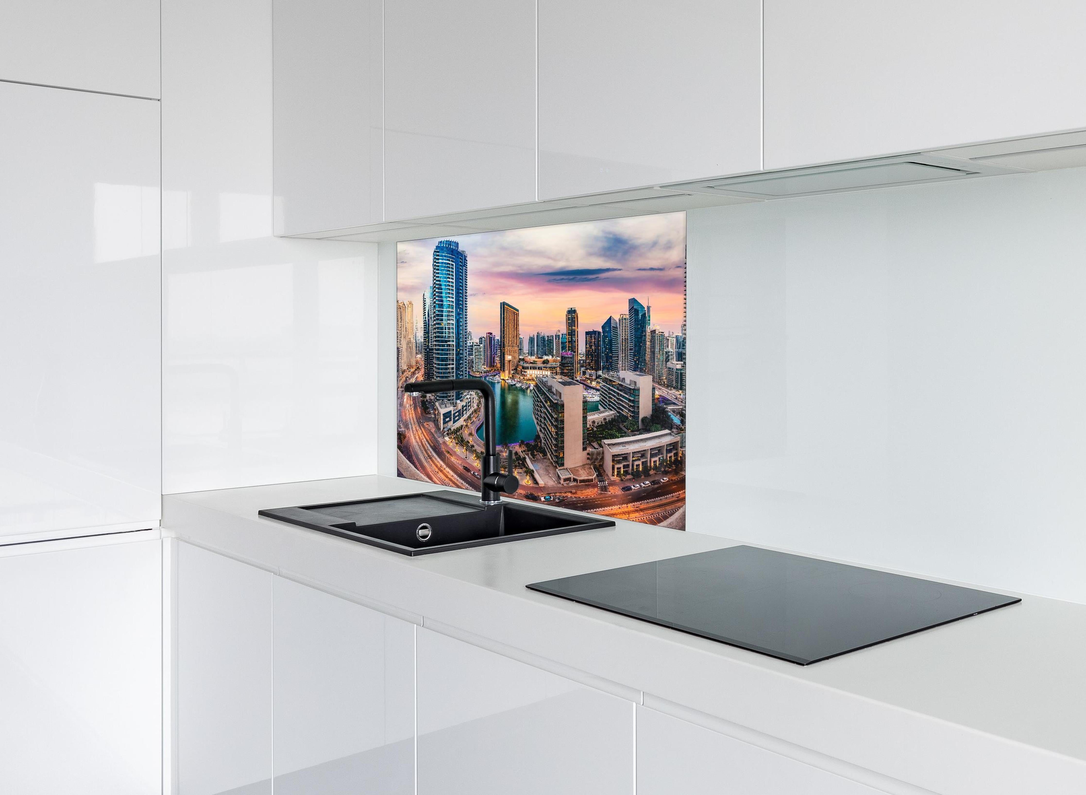 Spritzschutz - Skyline des Jachthafens von Dubai bei Sonnenuntergang hinter einem Cerankochfeld zwischen Holz-Kochutensilien
