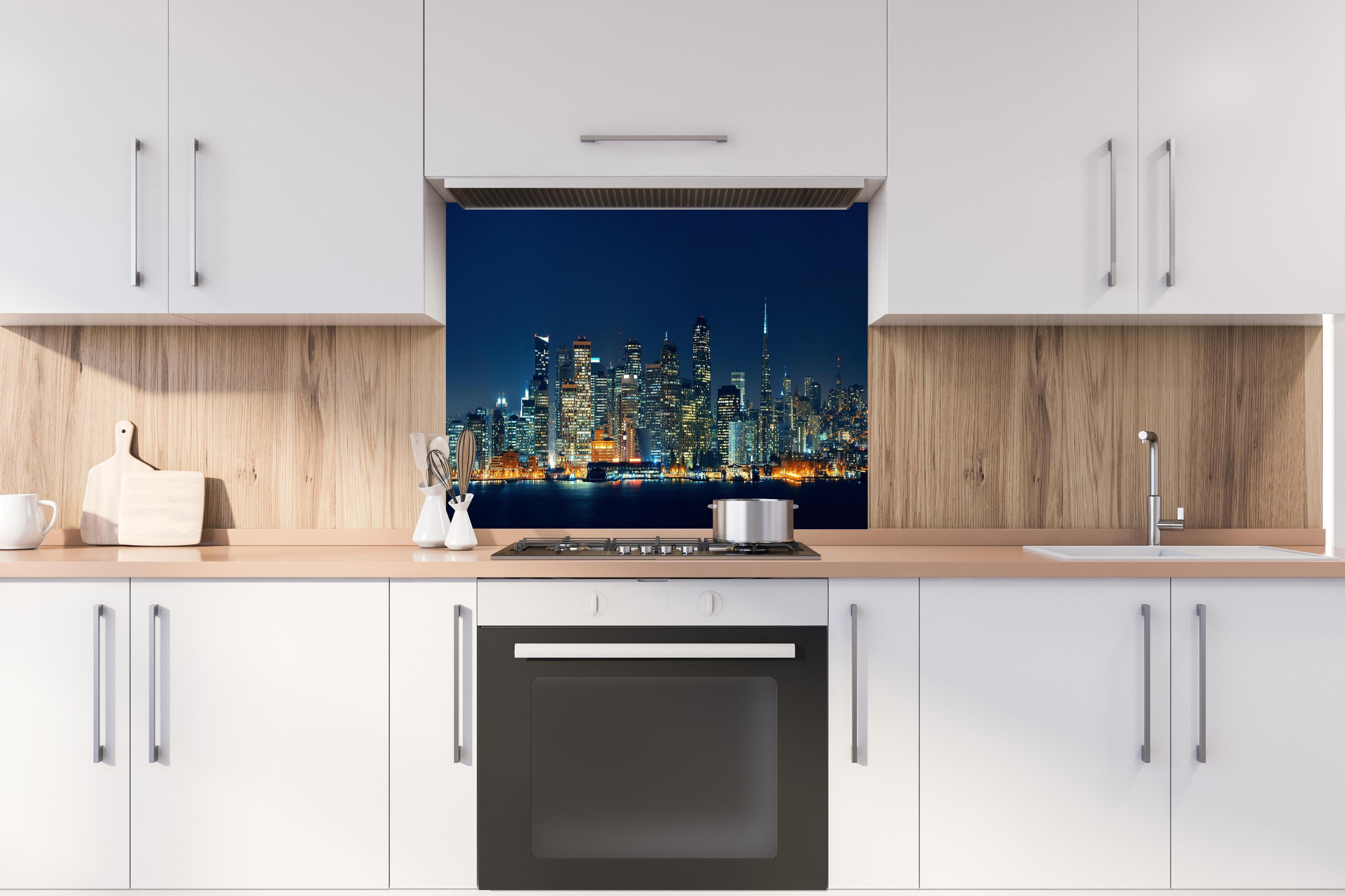 Spritzschutz - Skyline von San Francisco hinter einem Cerankochfeld zwischen Holz-Kochutensilien
