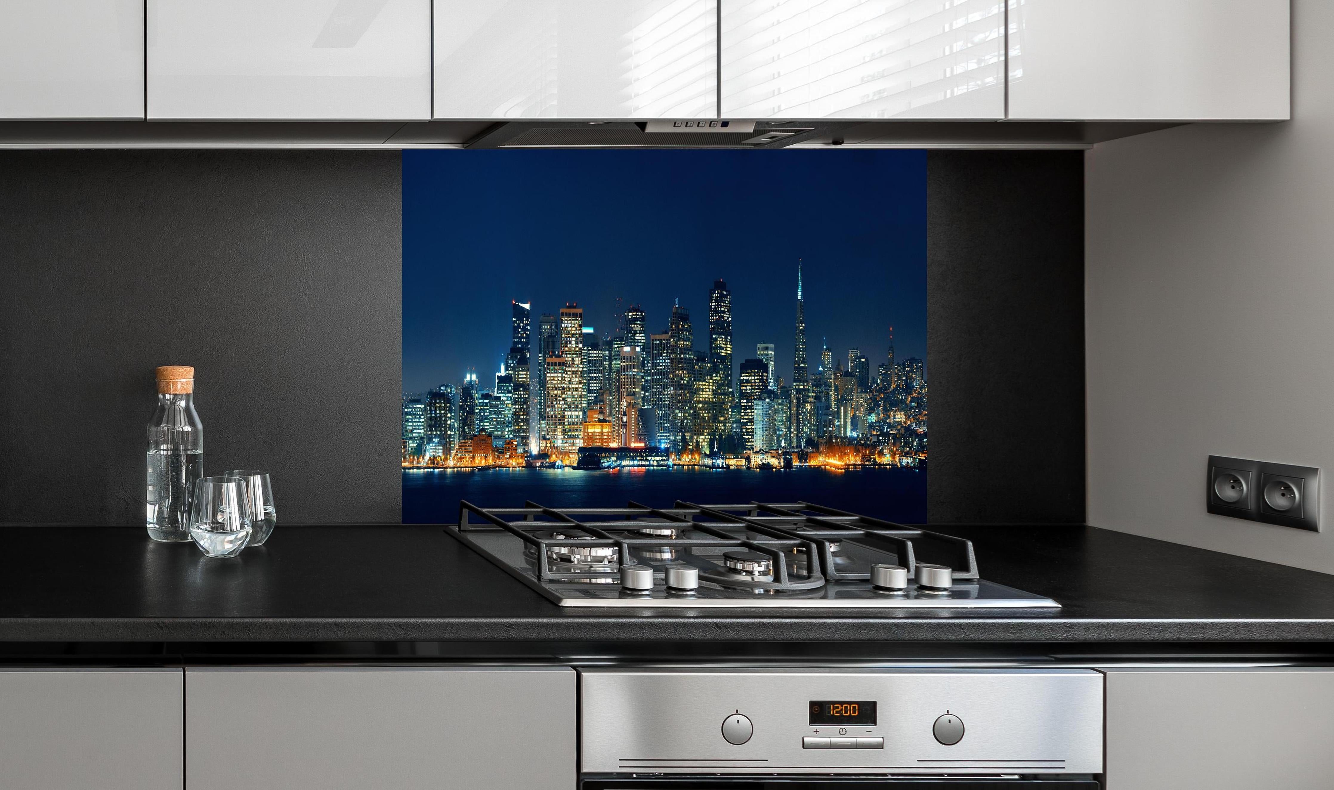 Spritzschutz - Skyline von San Francisco hinter einem Cerankochfeld zwischen Holz-Kochutensilien
