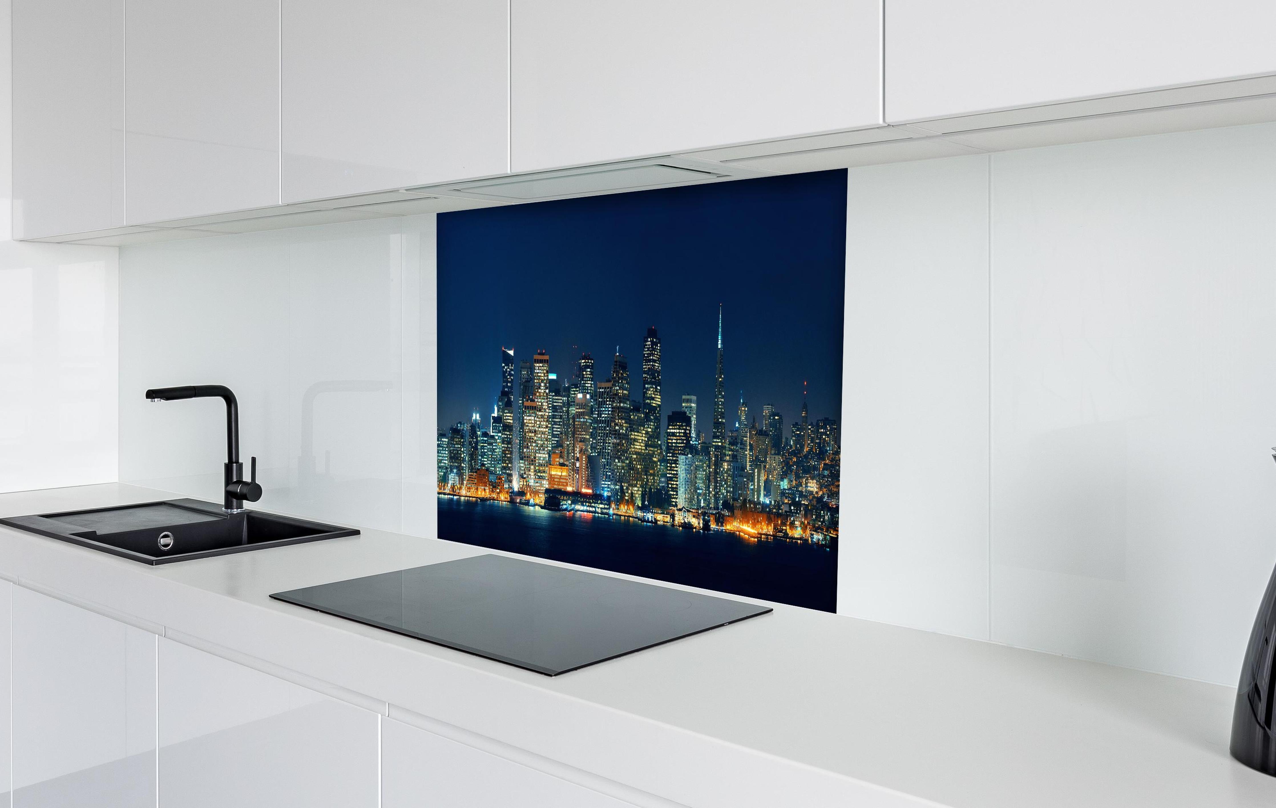 Spritzschutz - Skyline von San Francisco hinter einem Cerankochfeld zwischen Holz-Kochutensilien
