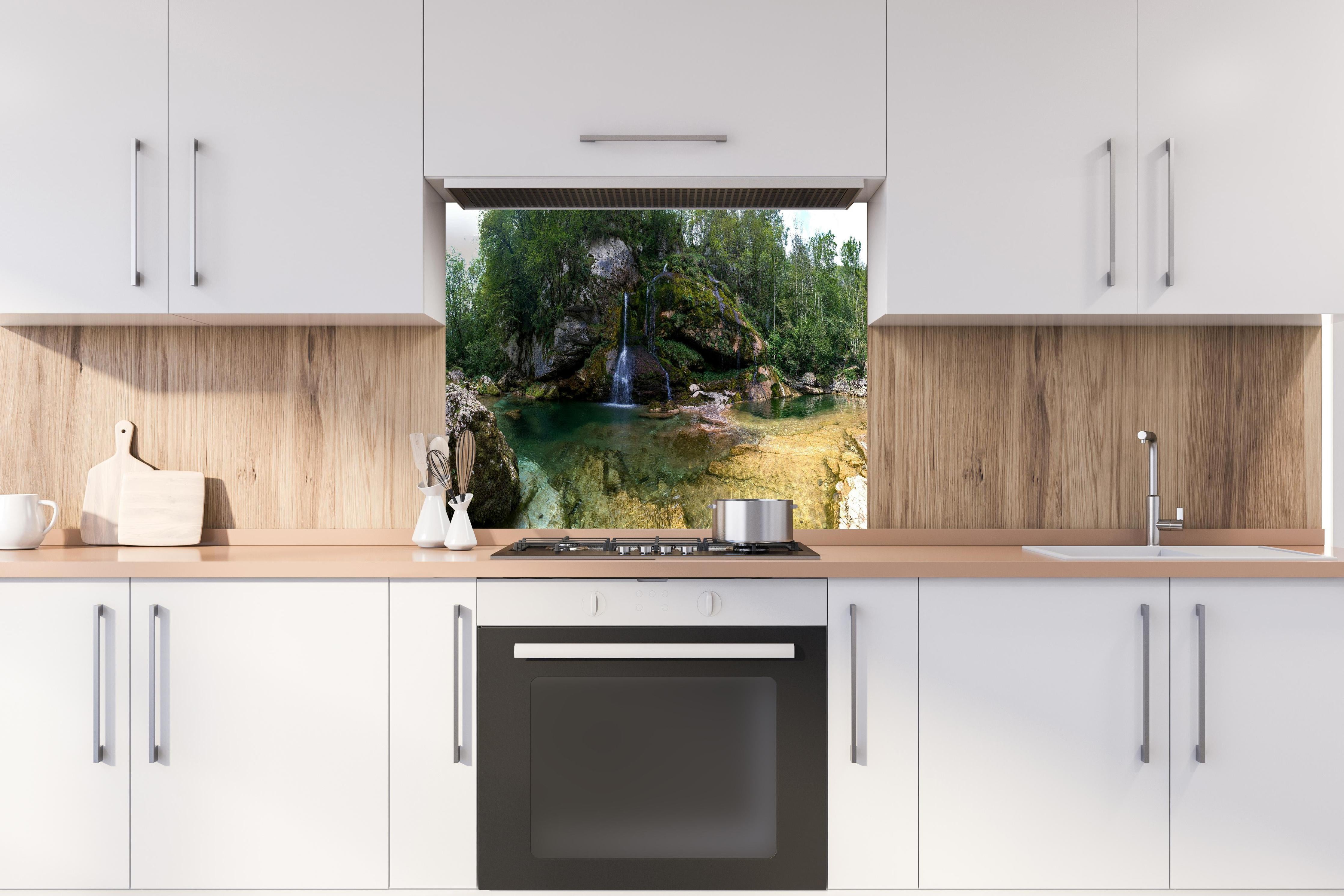 Spritzschutz - Sommerliche Atmosphäre in den Slowenischen Alpen hinter einem Cerankochfeld zwischen Holz-Kochutensilien
