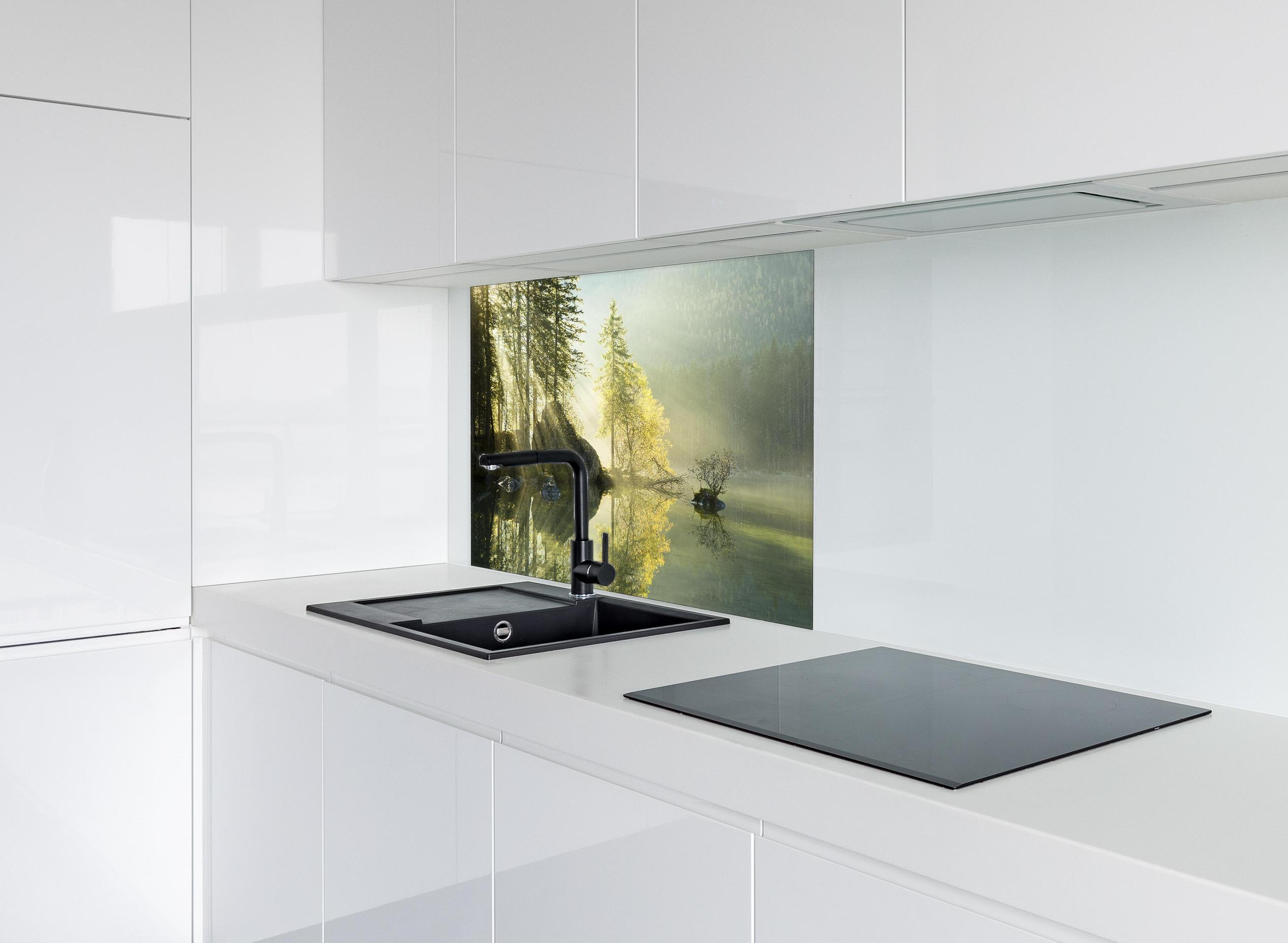 Spritzschutz - Sonnenstrahlen im See hinter einem Cerankochfeld zwischen Holz-Kochutensilien
