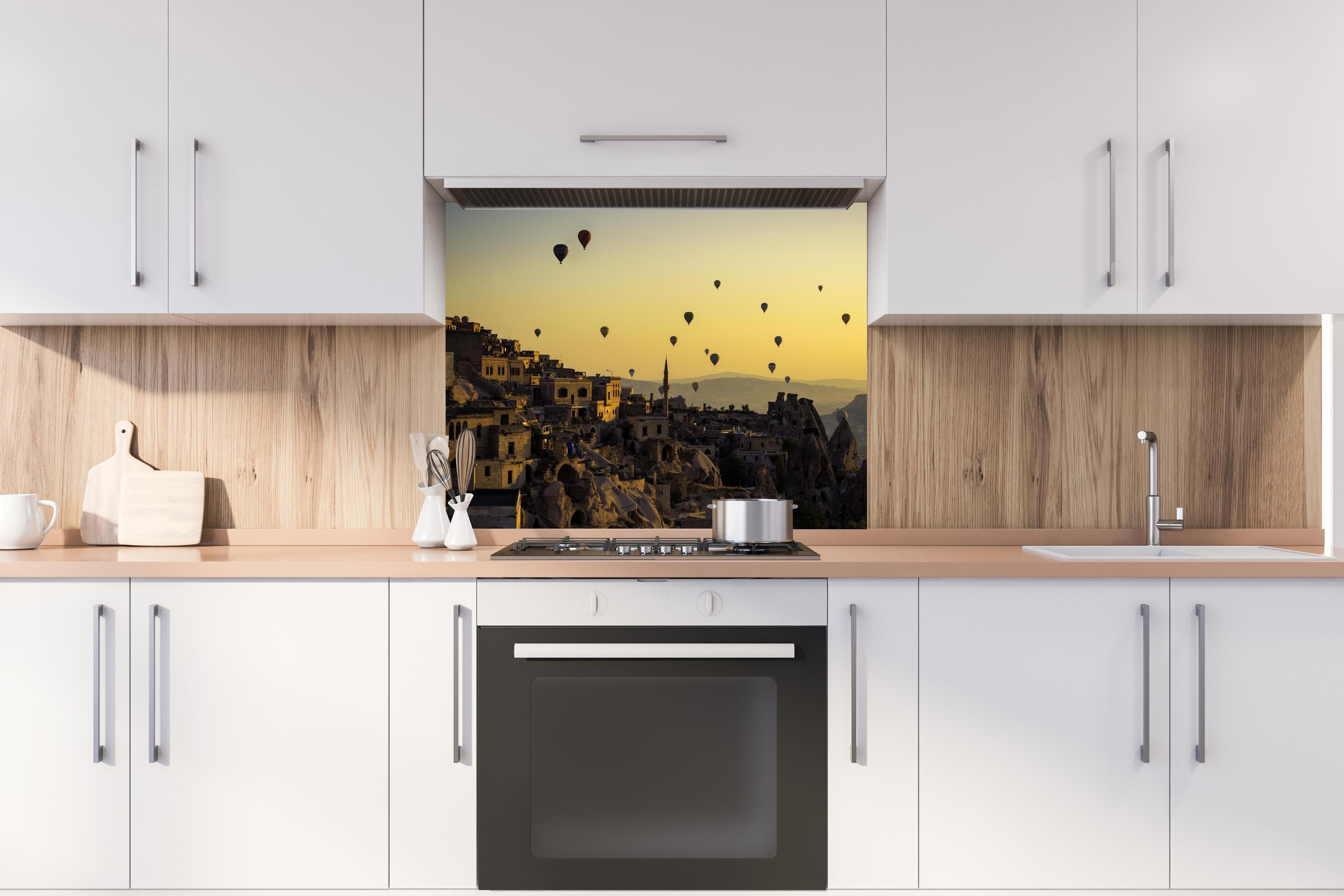 Spritzschutz - Sonnenuntergang - Kappadokien, Türkei hinter einem Cerankochfeld zwischen Holz-Kochutensilien
