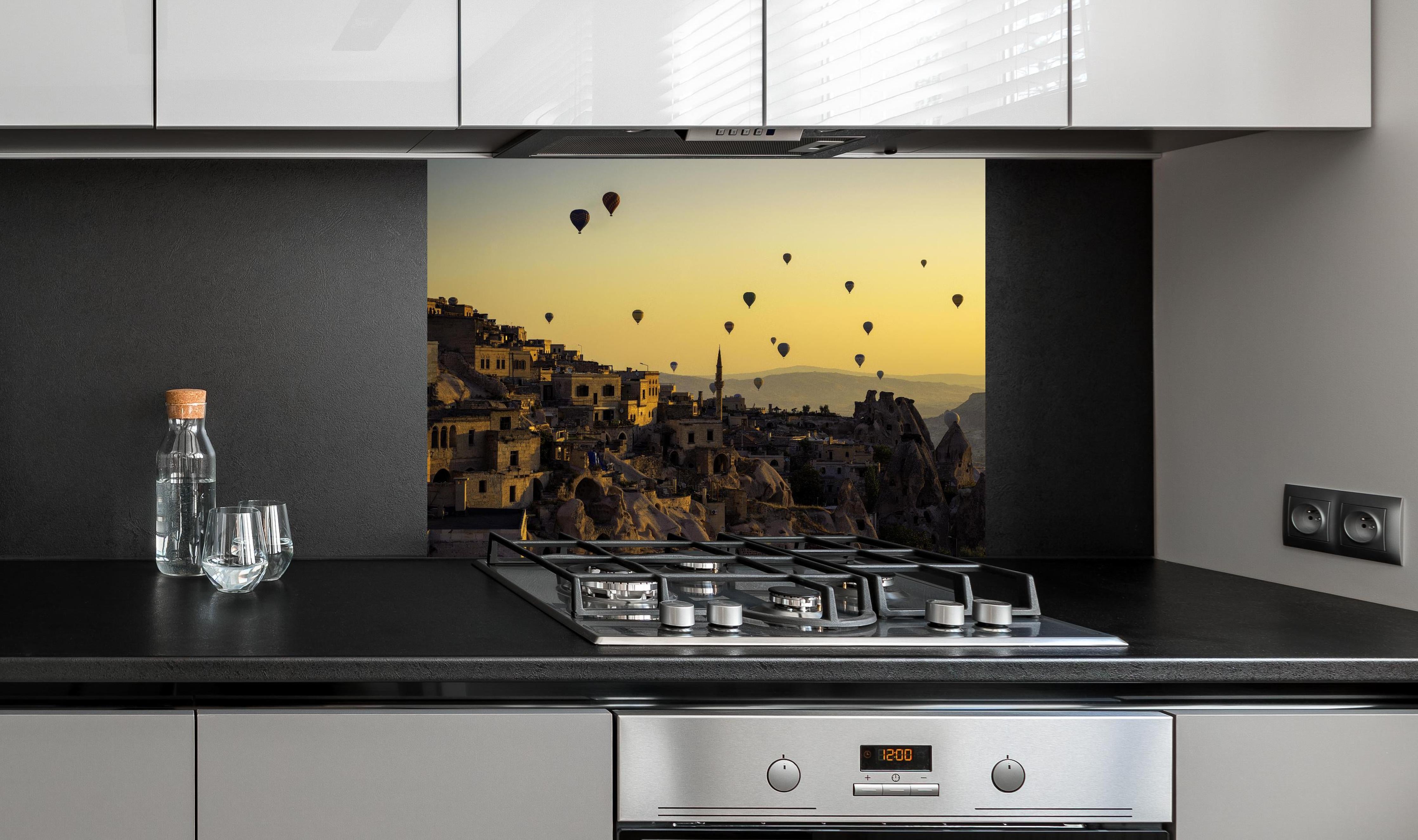 Spritzschutz - Sonnenuntergang - Kappadokien, Türkei hinter einem Cerankochfeld zwischen Holz-Kochutensilien
