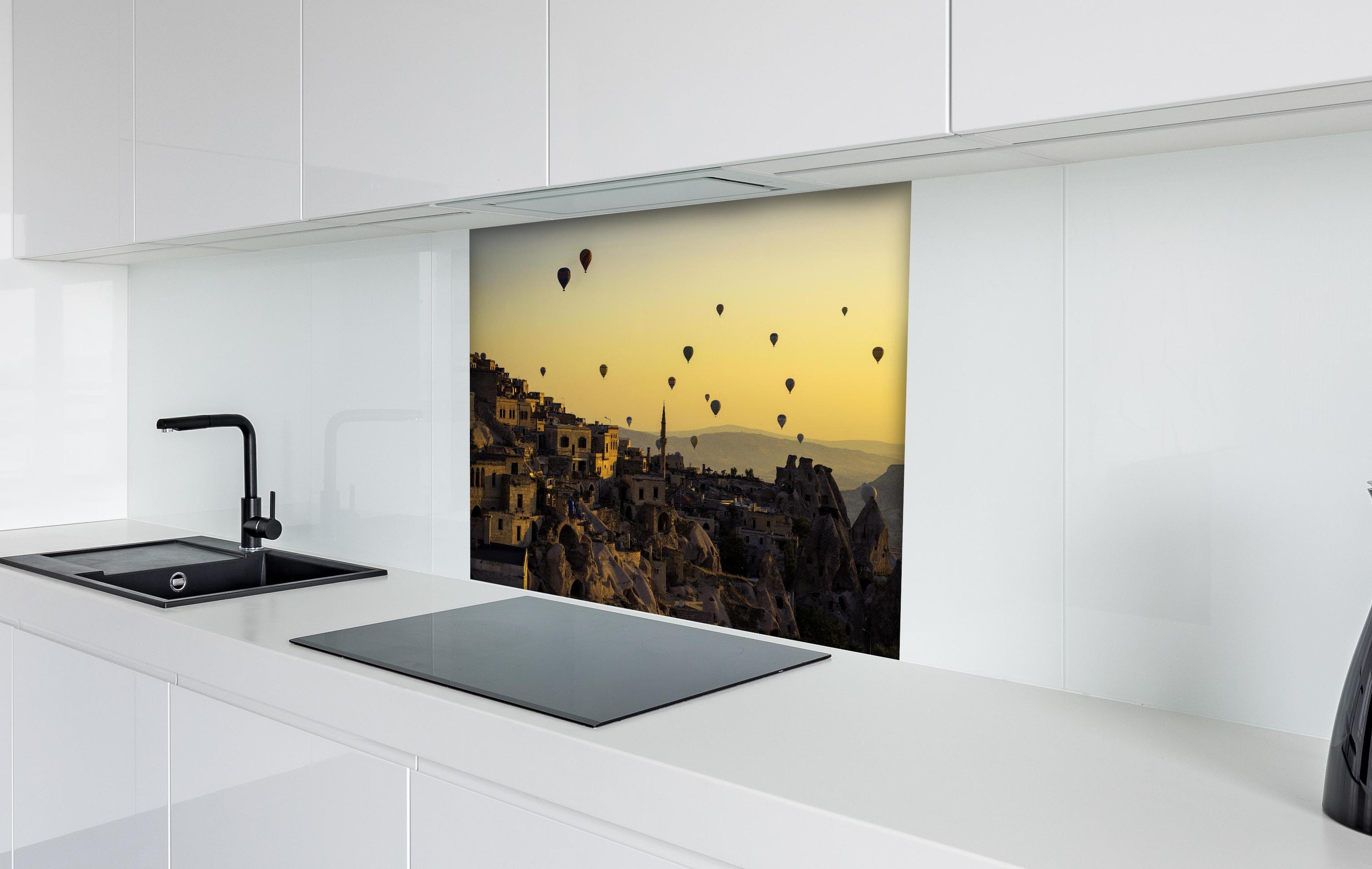 Spritzschutz - Sonnenuntergang - Kappadokien, Türkei hinter einem Cerankochfeld zwischen Holz-Kochutensilien
