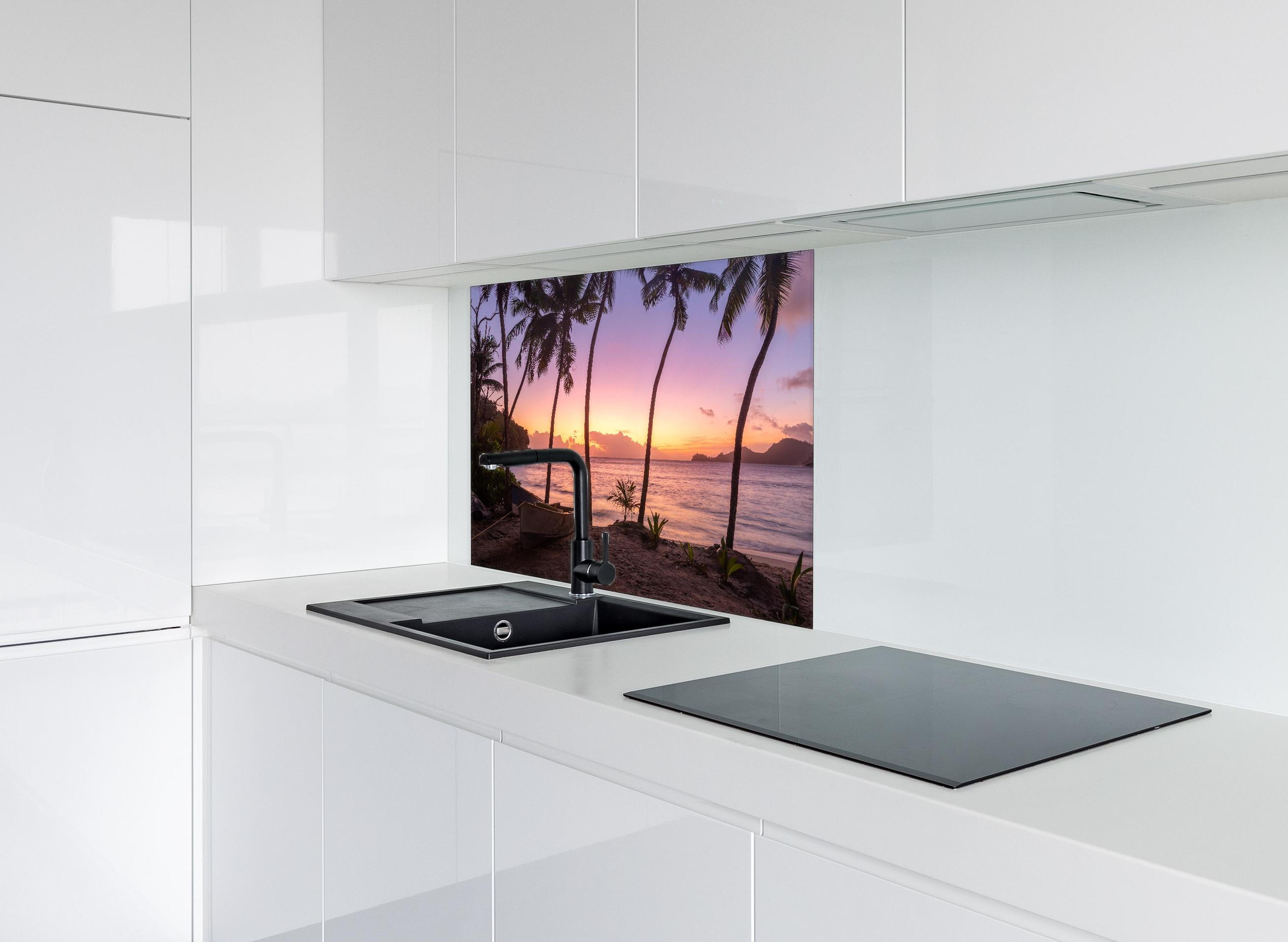 Spritzschutz - Sonnenuntergang am Strand Anse Takamaka hinter einem Cerankochfeld zwischen Holz-Kochutensilien
