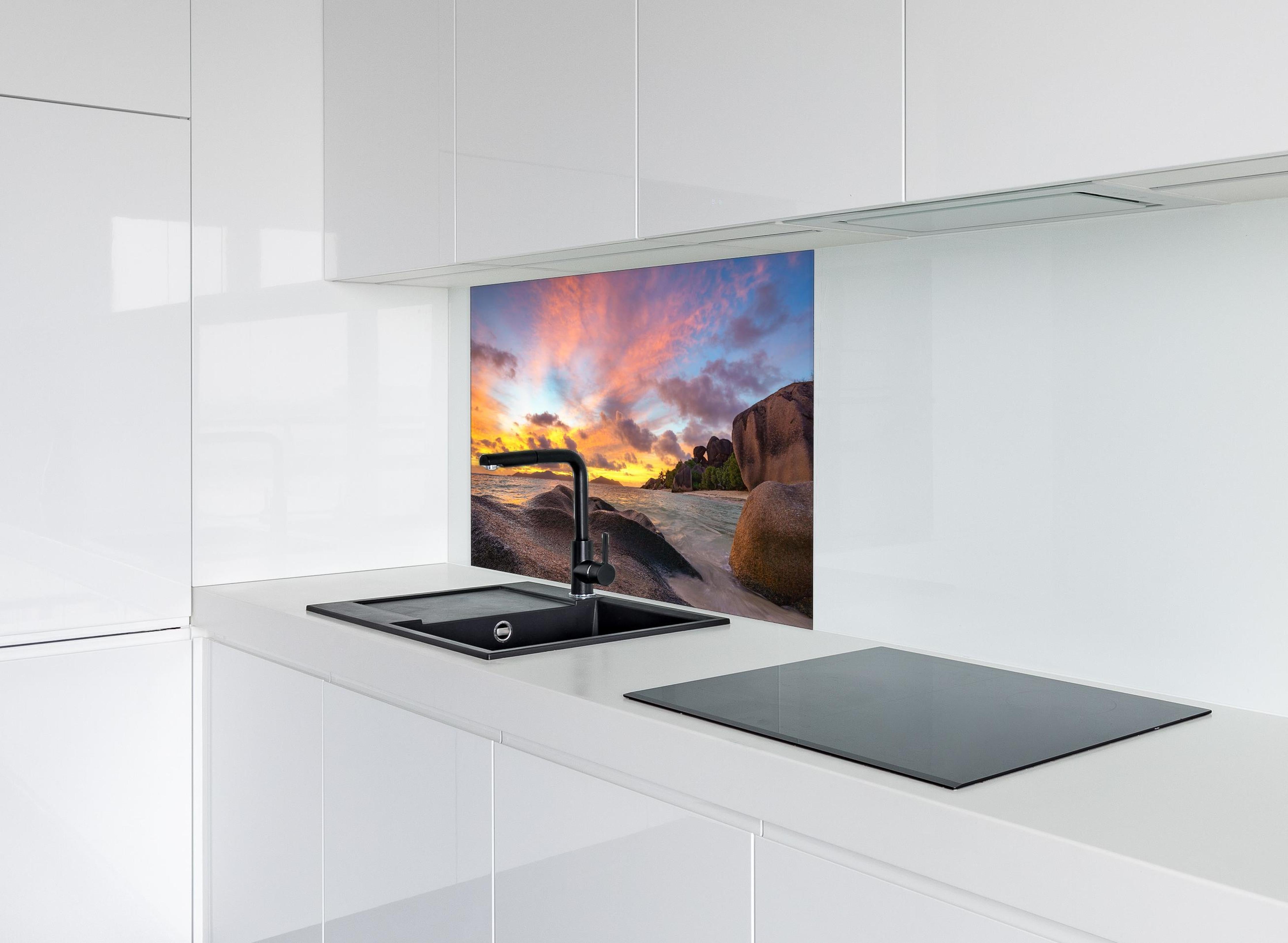 Spritzschutz - Sonnenuntergang am tropischen Strand hinter einem Cerankochfeld zwischen Holz-Kochutensilien
