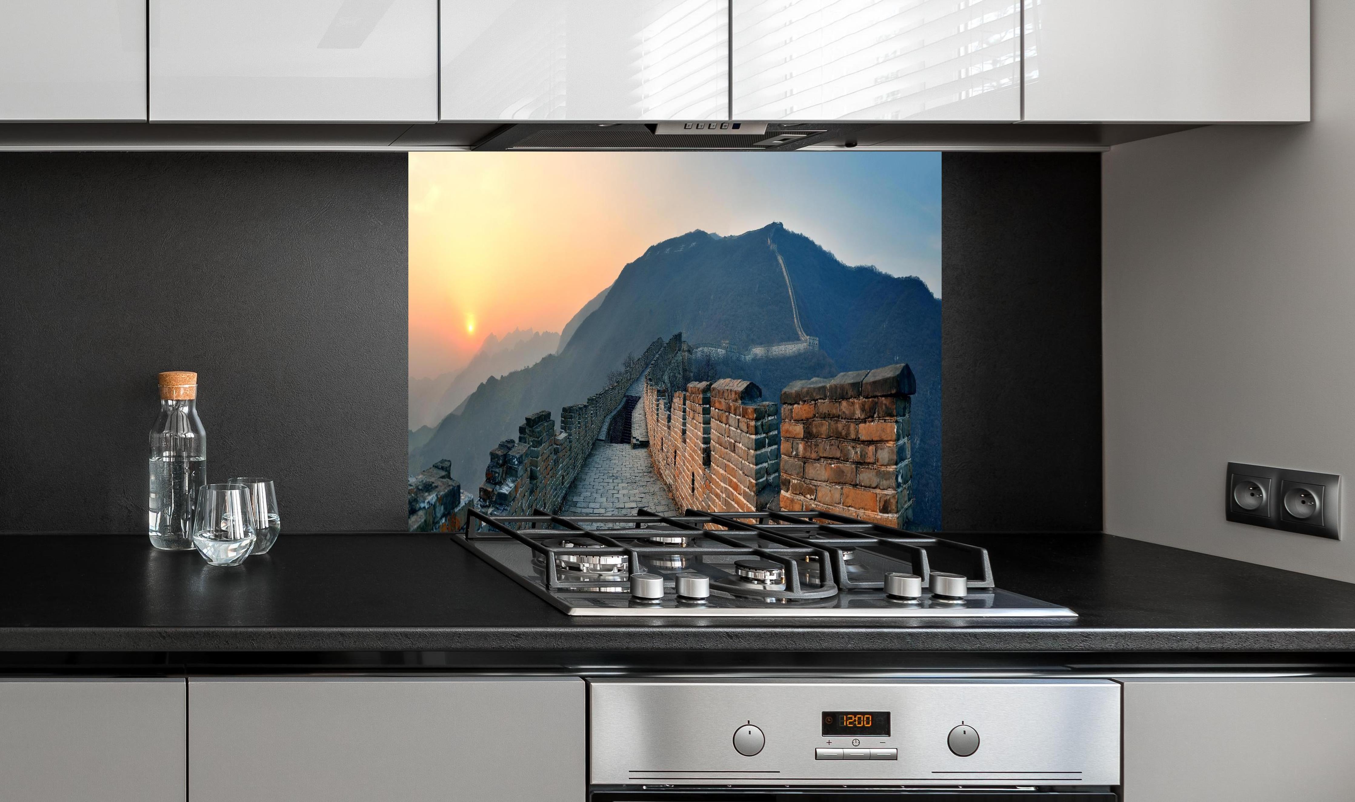 Spritzschutz - Sonnenuntergang an der Großen Mauer hinter einem Cerankochfeld zwischen Holz-Kochutensilien
