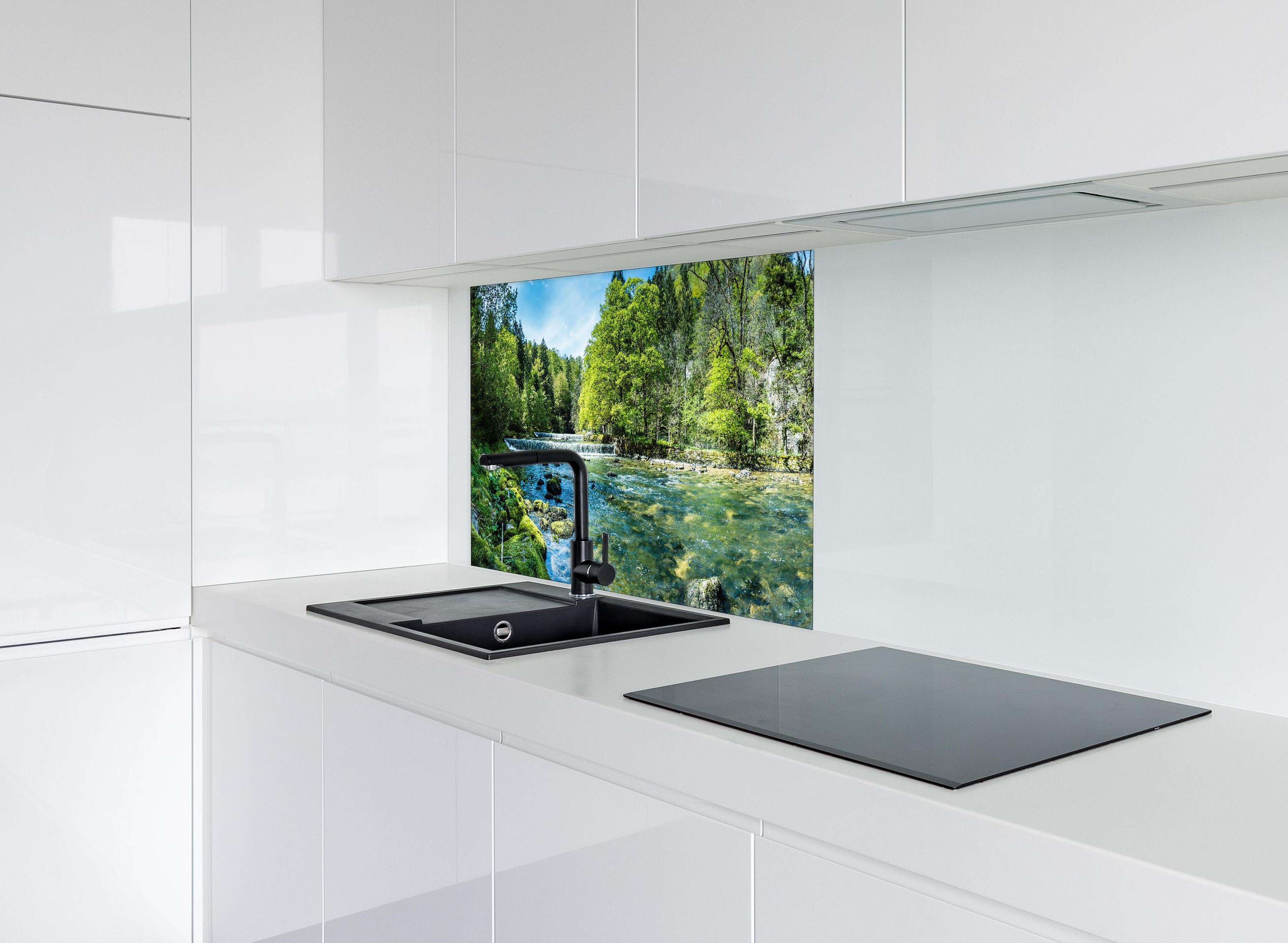 Spritzschutz - Sonnige Flusslandschaft in der Schweiz hinter einem Cerankochfeld zwischen Holz-Kochutensilien
