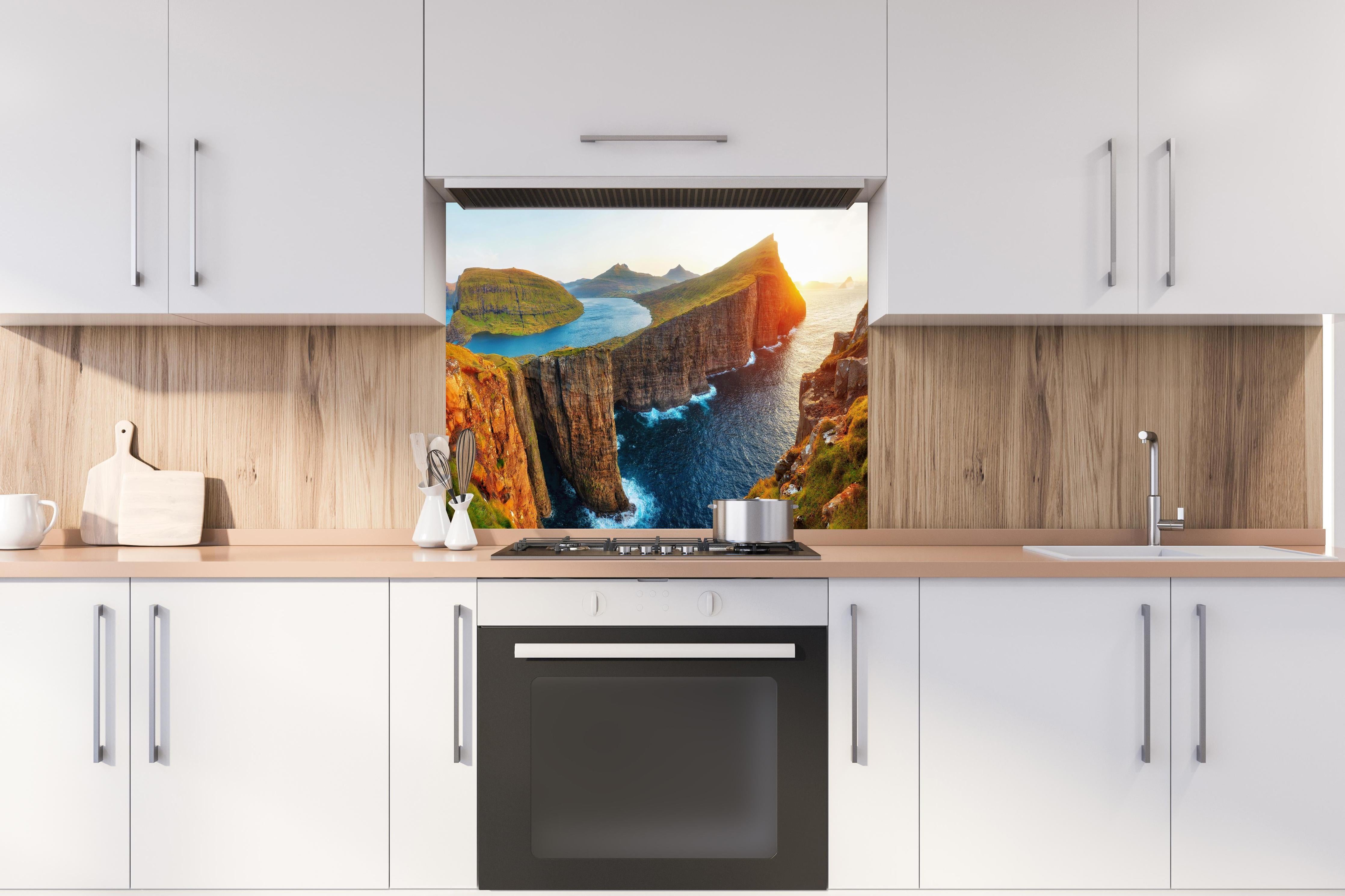 Spritzschutz - Sorvagsvatn See und mit Wasserfall ins Meer an der Färöer hinter einem Cerankochfeld zwischen Holz-Kochutensilien
