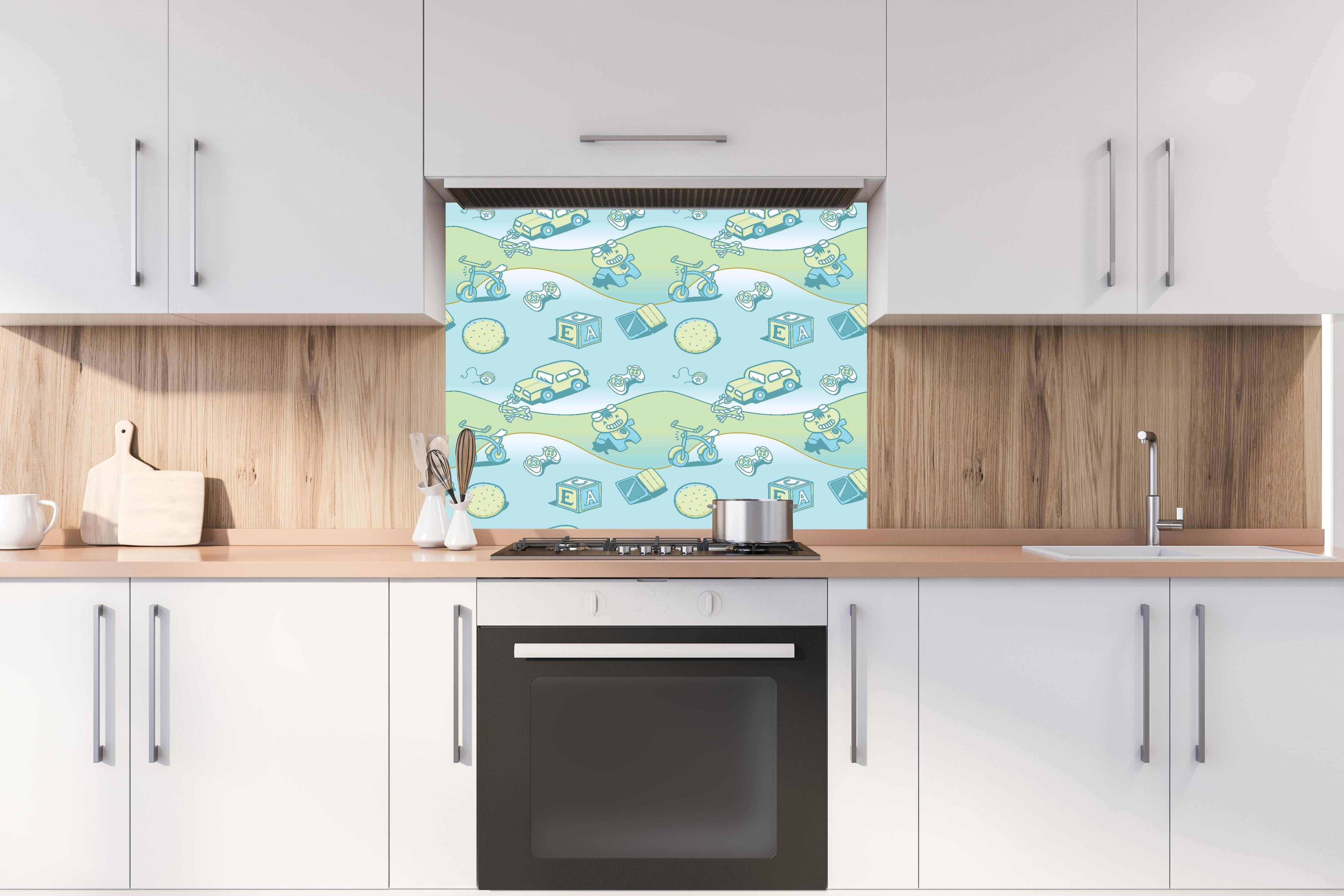 Spritzschutz - Spielzeug Illustrationsmuster Blau Gelb hinter einem Cerankochfeld zwischen Holz-Kochutensilien
