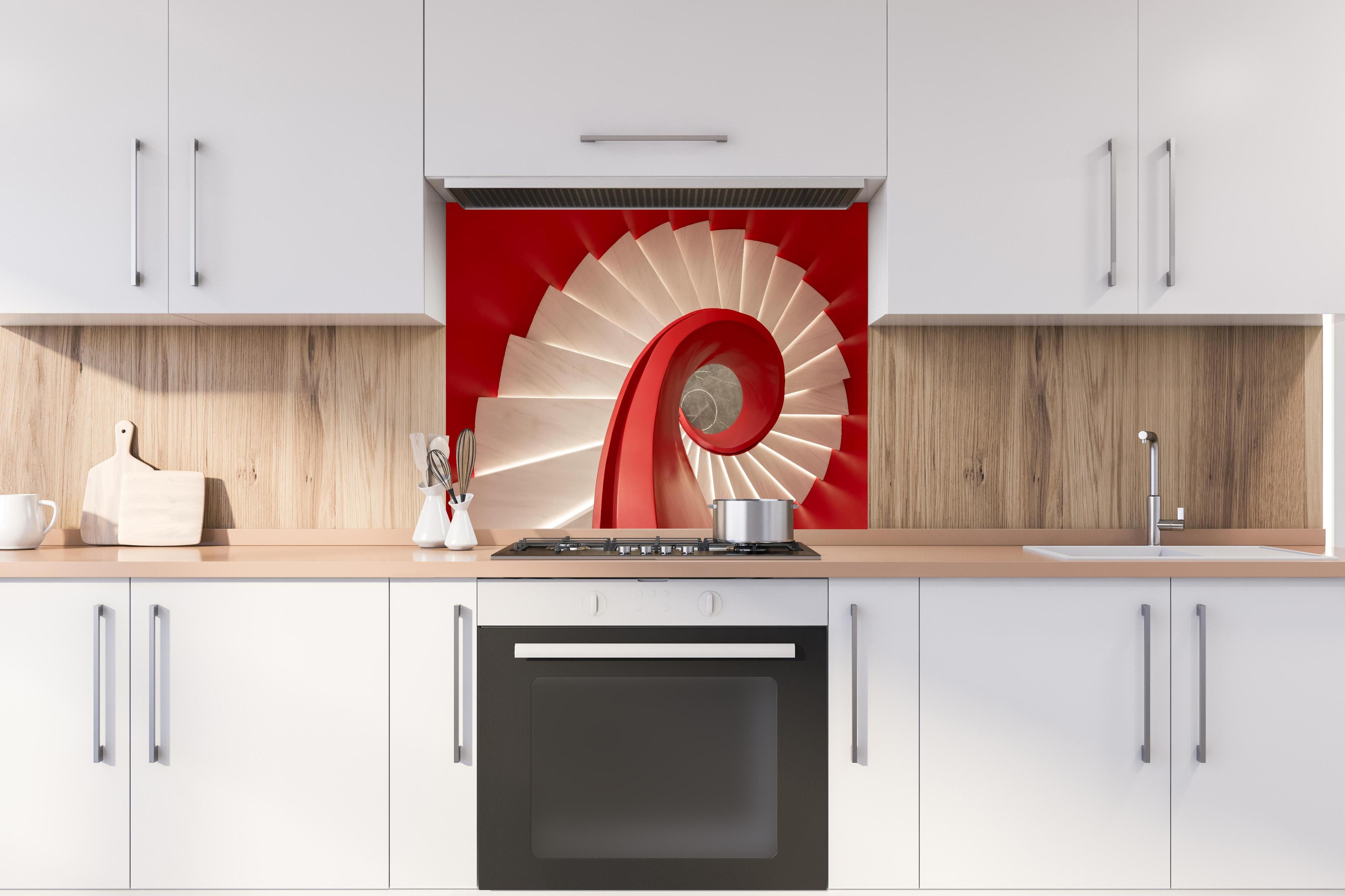 Spritzschutz - Spirale Treppe - Rötlich hinter einem Cerankochfeld zwischen Holz-Kochutensilien
