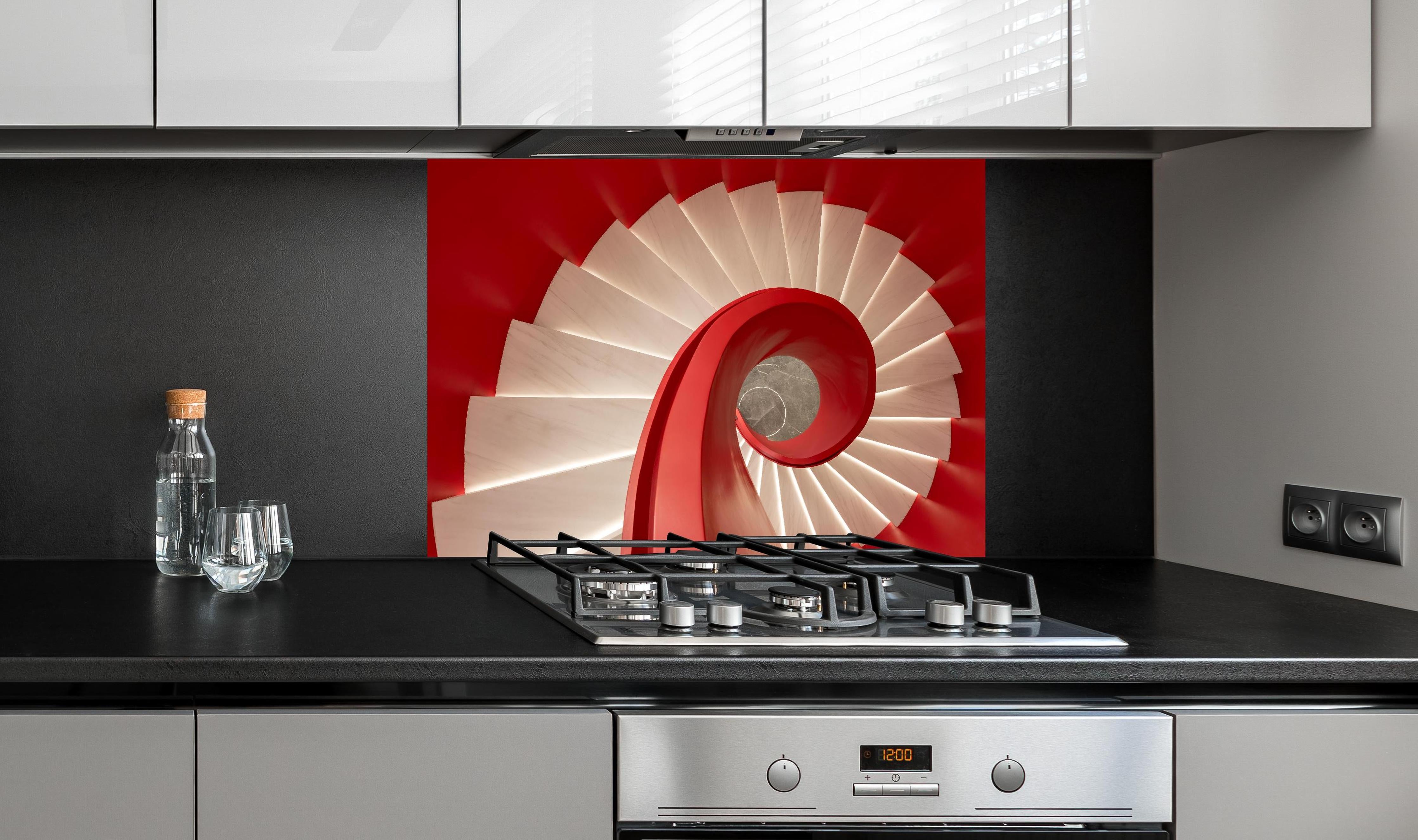 Spritzschutz - Spirale Treppe - Rötlich hinter einem Cerankochfeld zwischen Holz-Kochutensilien
