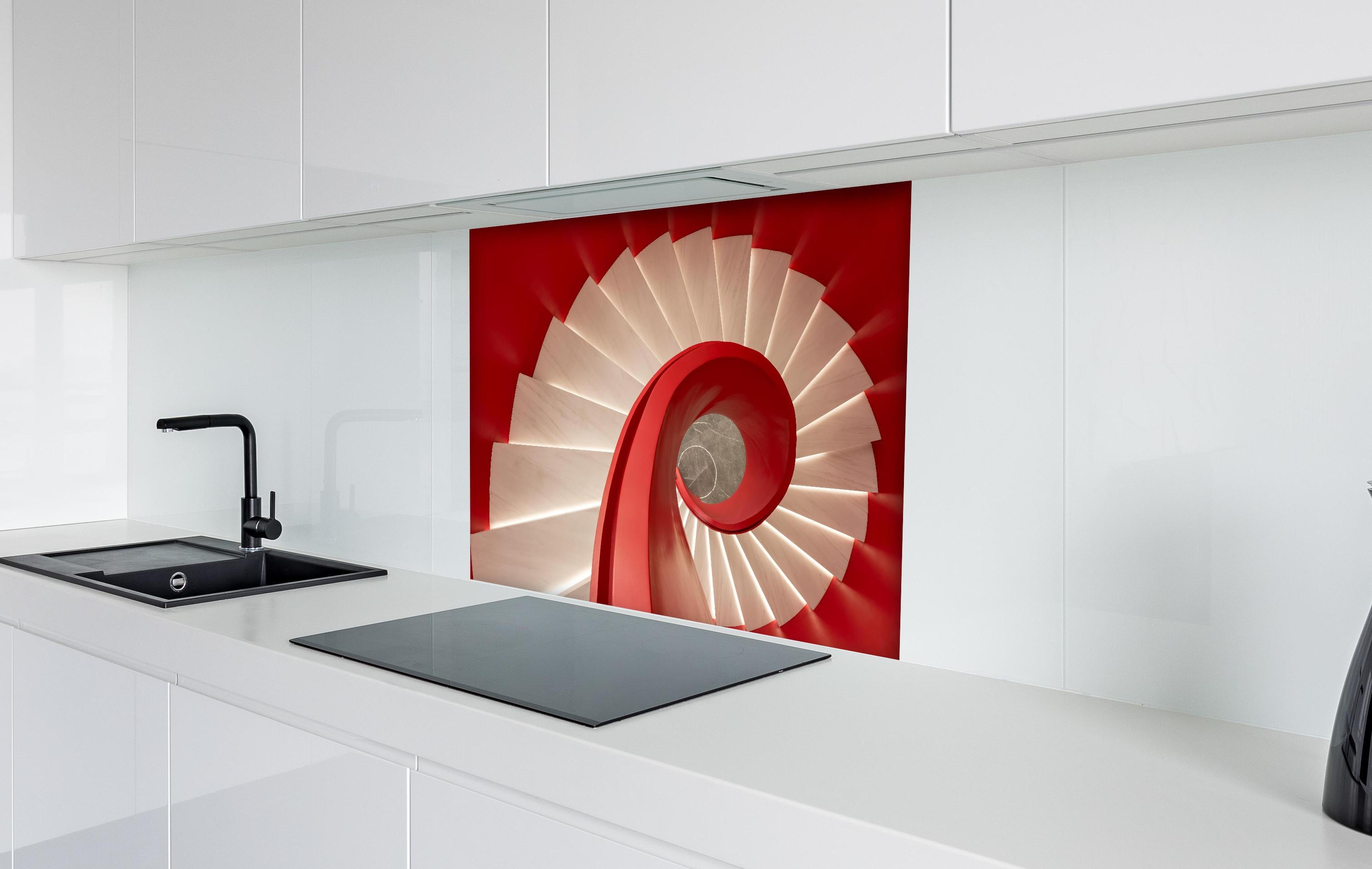 Spritzschutz - Spirale Treppe - Rötlich hinter einem Cerankochfeld zwischen Holz-Kochutensilien
