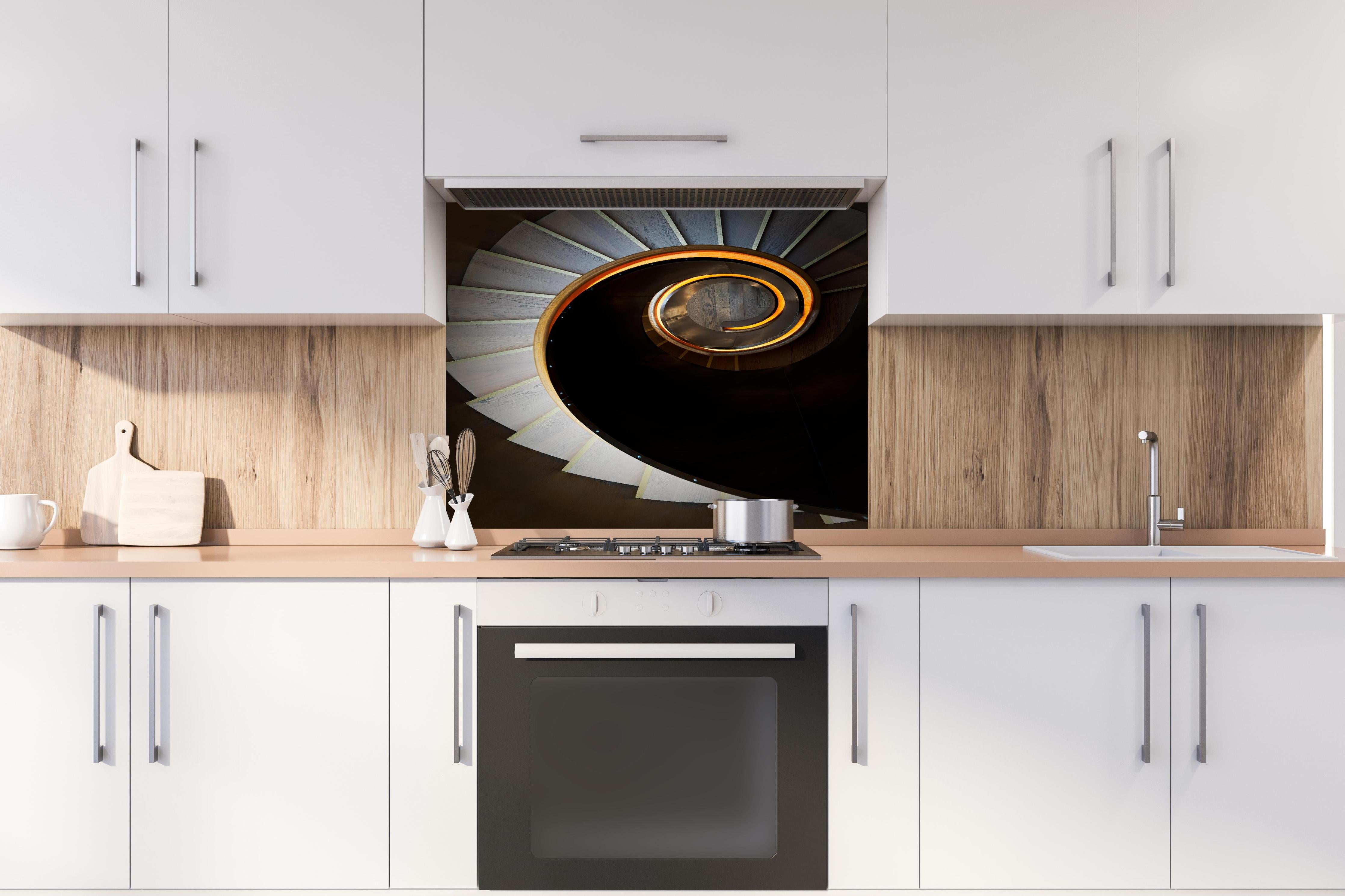 Spritzschutz - Spiraltreppe mit orangen Akzenten und dunklen Stufen hinter einem Cerankochfeld zwischen Holz-Kochutensilien
