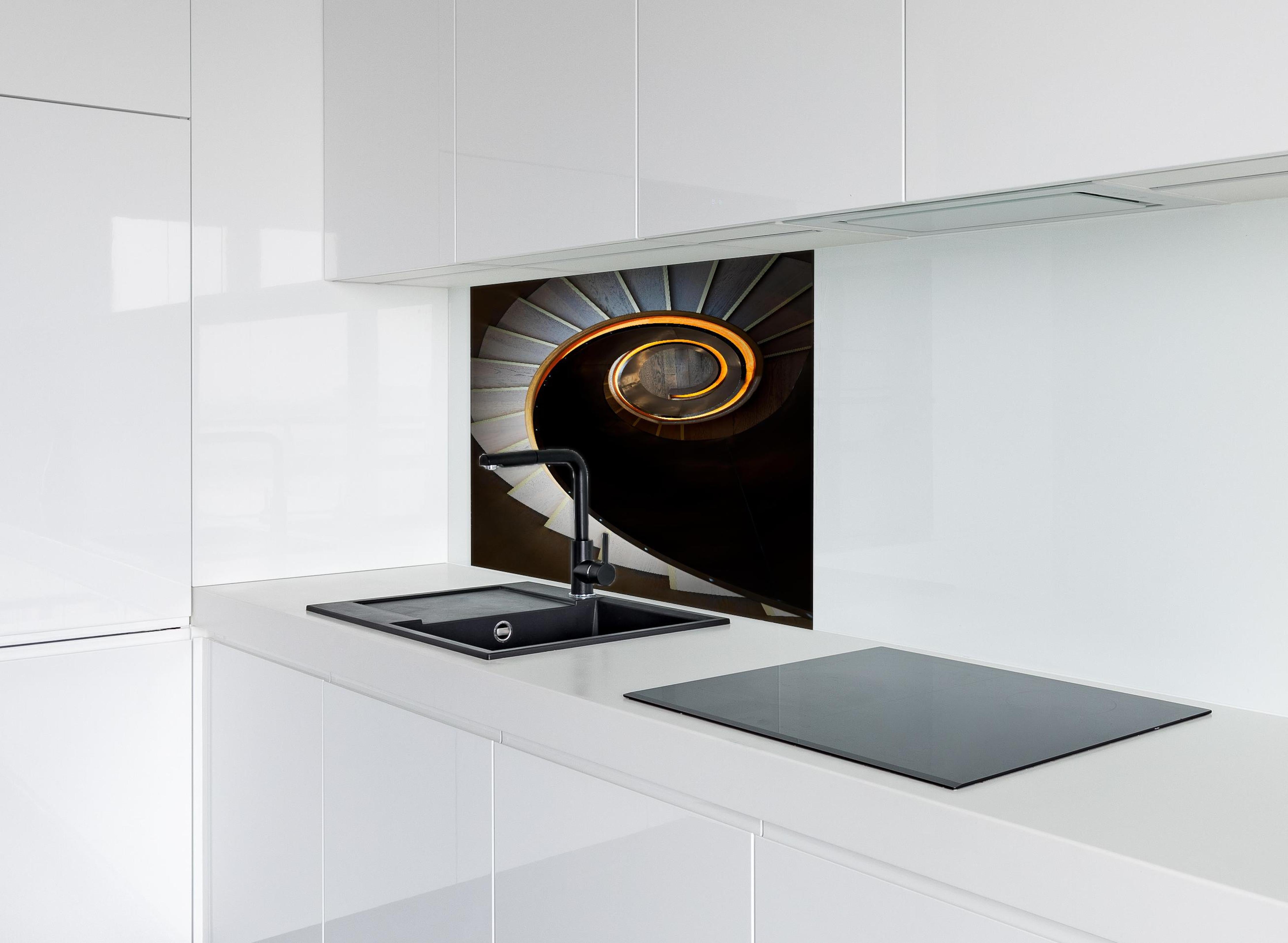 Spritzschutz - Spiraltreppe mit orangen Akzenten und dunklen Stufen hinter einem Cerankochfeld zwischen Holz-Kochutensilien
