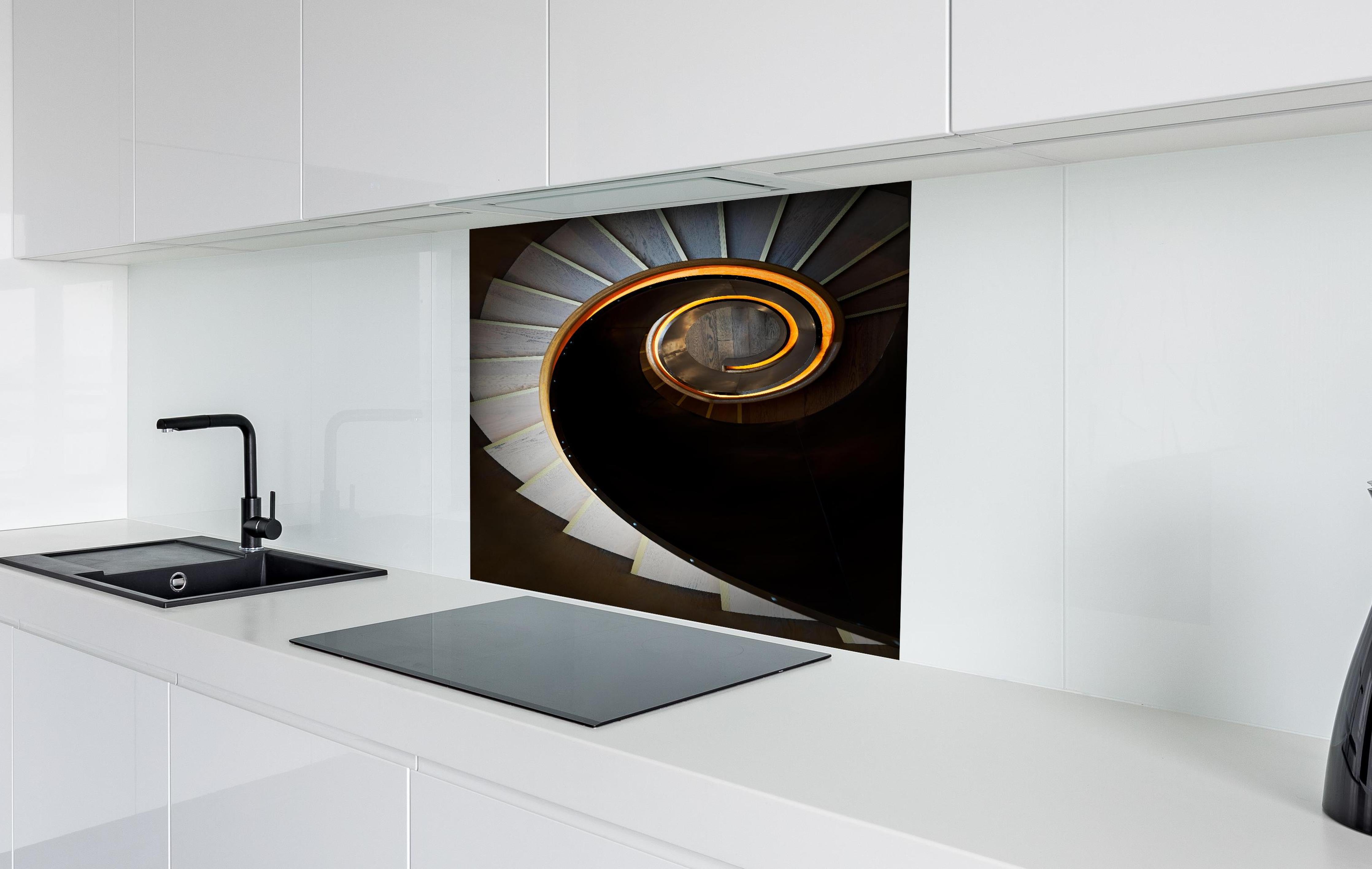 Spritzschutz - Spiraltreppe mit orangen Akzenten und dunklen Stufen hinter einem Cerankochfeld zwischen Holz-Kochutensilien
