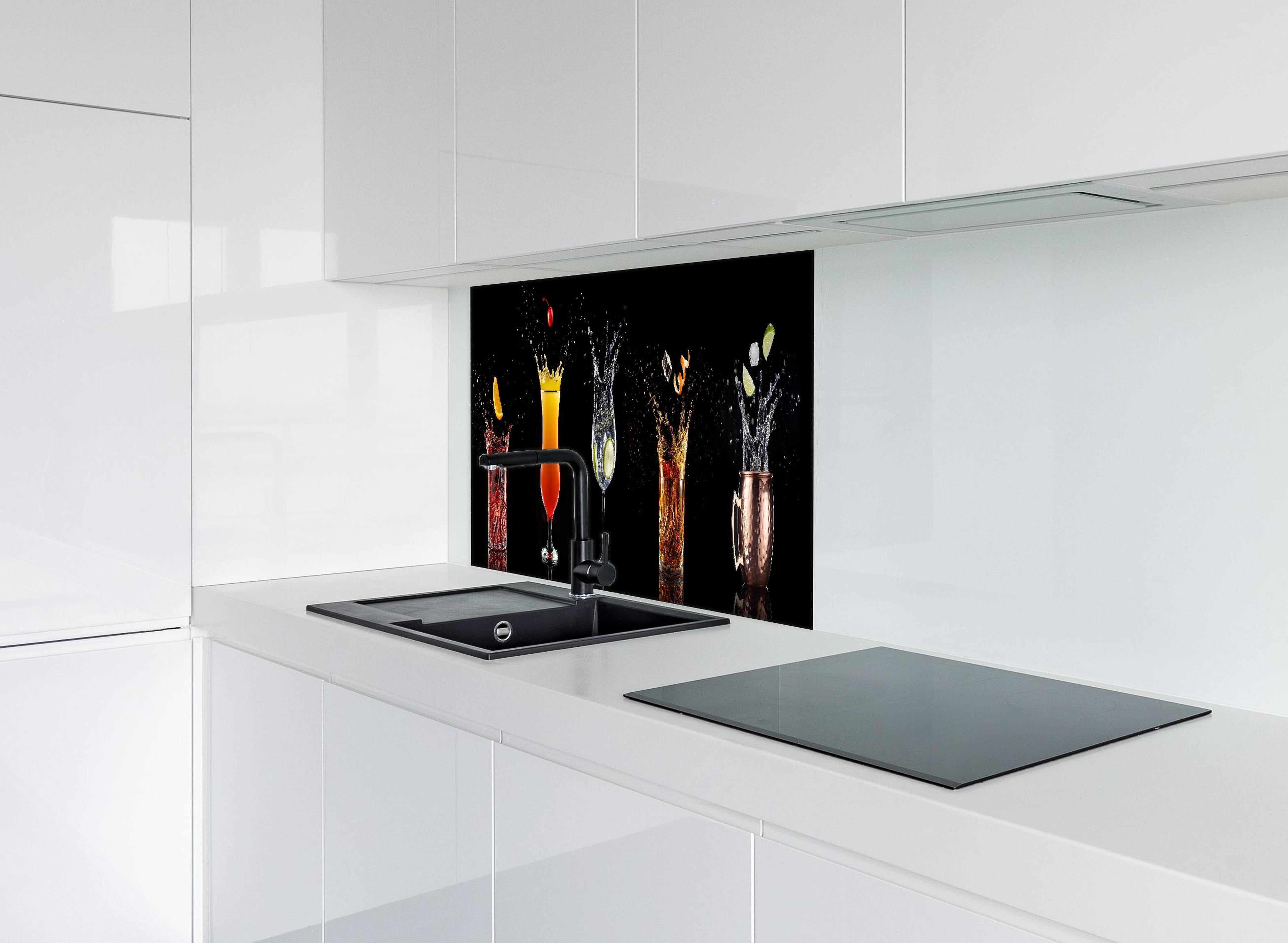 Spritzschutz - Splash-Effekt mit Cocktails auf Schwarz hinter einem Cerankochfeld zwischen Holz-Kochutensilien
