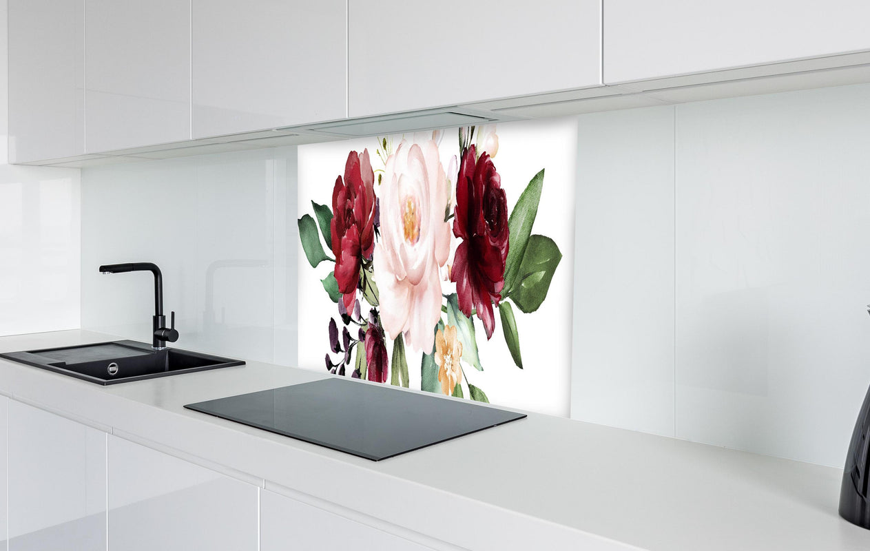 Spritzschutz -  Aquarell bordeauxfarbene Blumen  in weißer Hochglanz-Küche hinter einem Cerankochfeld