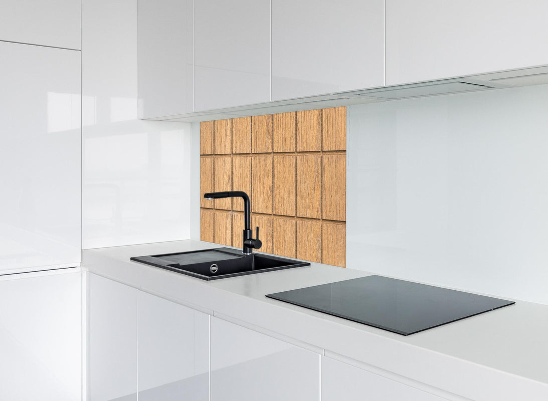 Spritzschutz -  Braunes quadratisches Holzmuster hinter modernem schwarz-matten Spülbecken in weißer Hochglanz-Küche