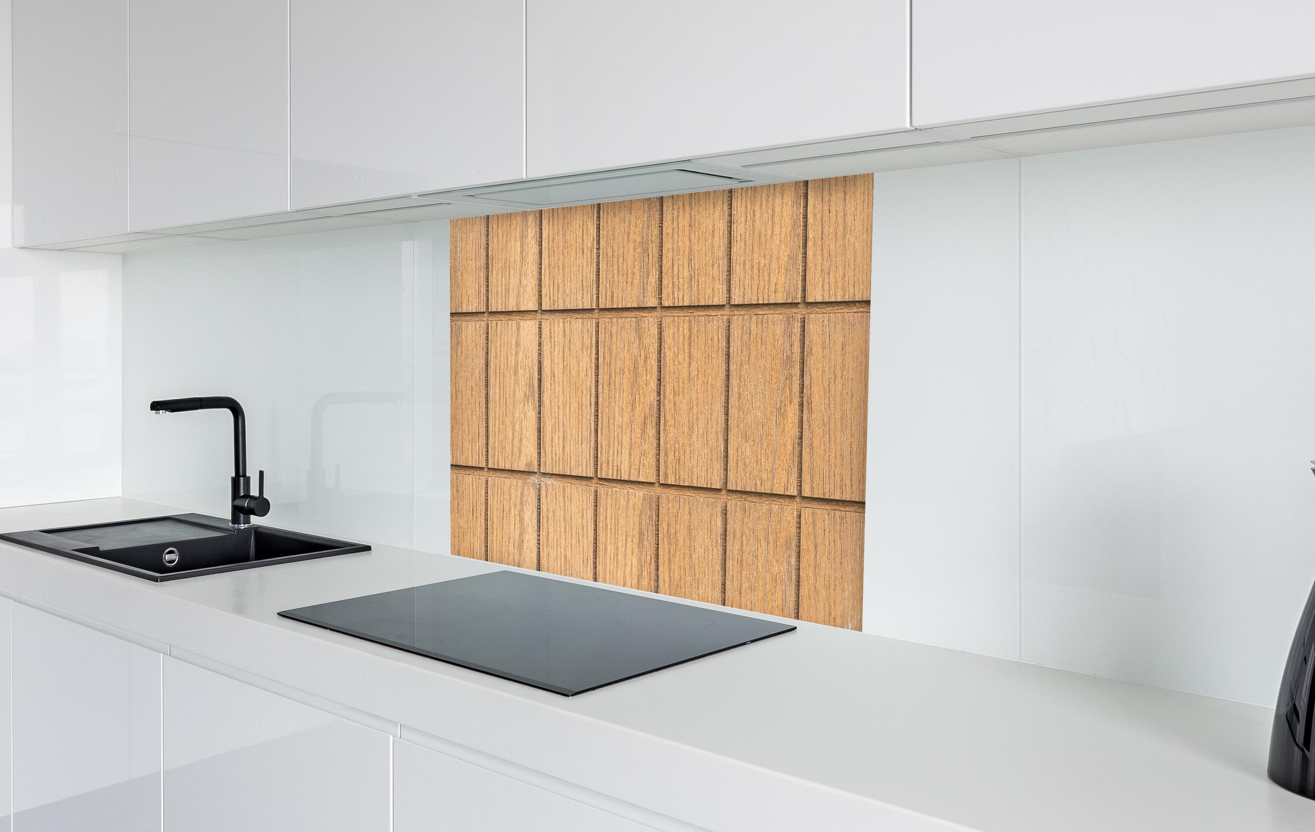 Spritzschutz -  Braunes quadratisches Holzmuster  in weißer Hochglanz-Küche hinter einem Cerankochfeld