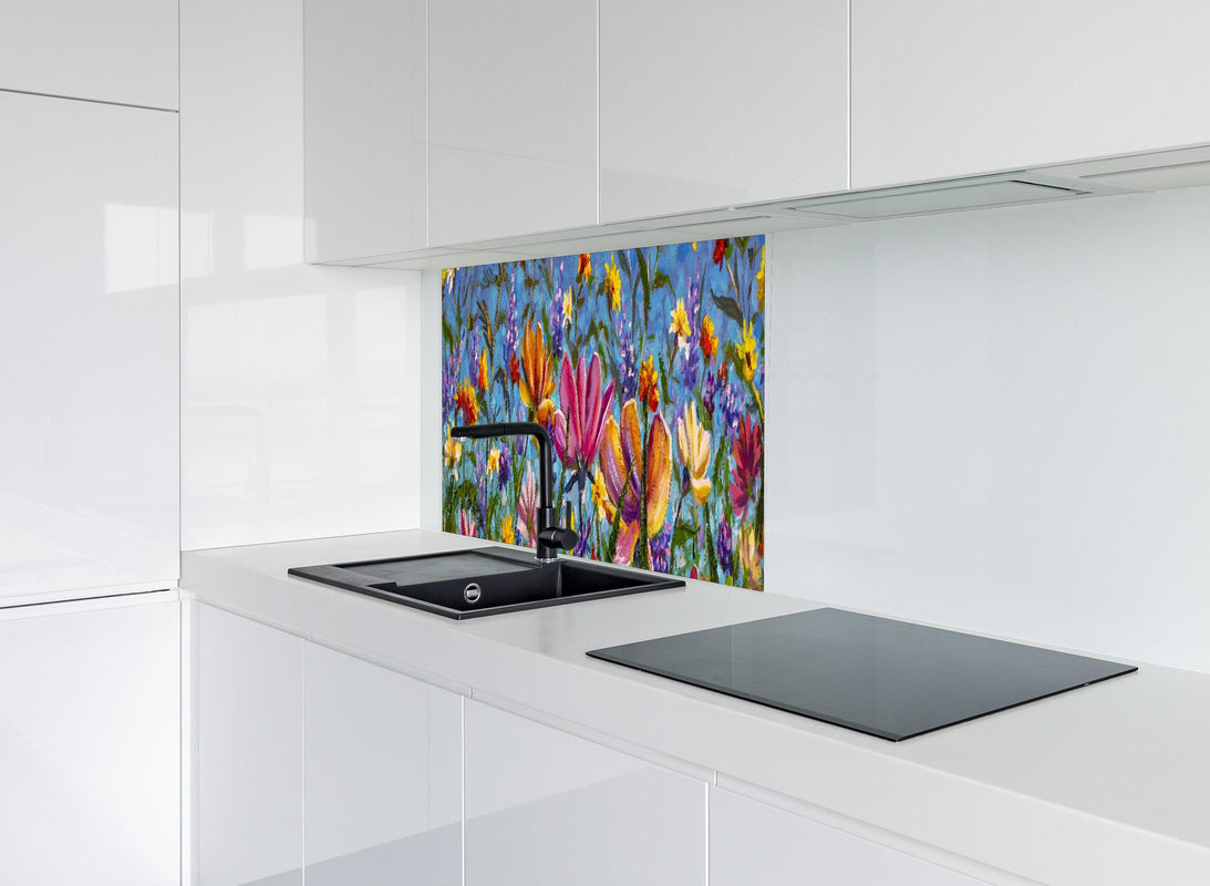 Spritzschutz -  Bunter Blumenmix Ölgemälde hinter modernem schwarz-matten Spülbecken in weißer Hochglanz-Küche