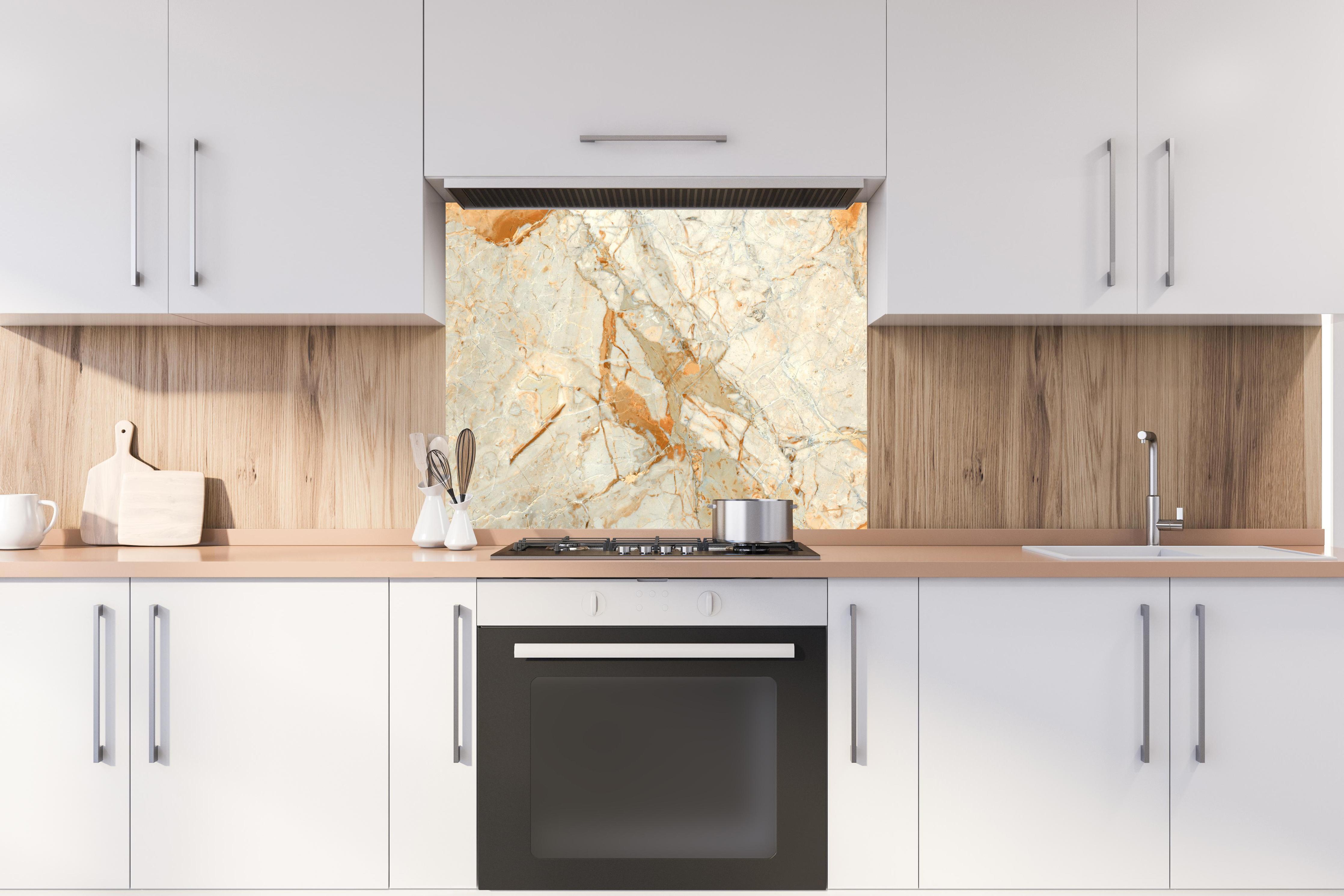 Spritzschutz -  Rötlich-beiger Marmor hinter stilvollem Gasherd unter Dunstabzugshaube