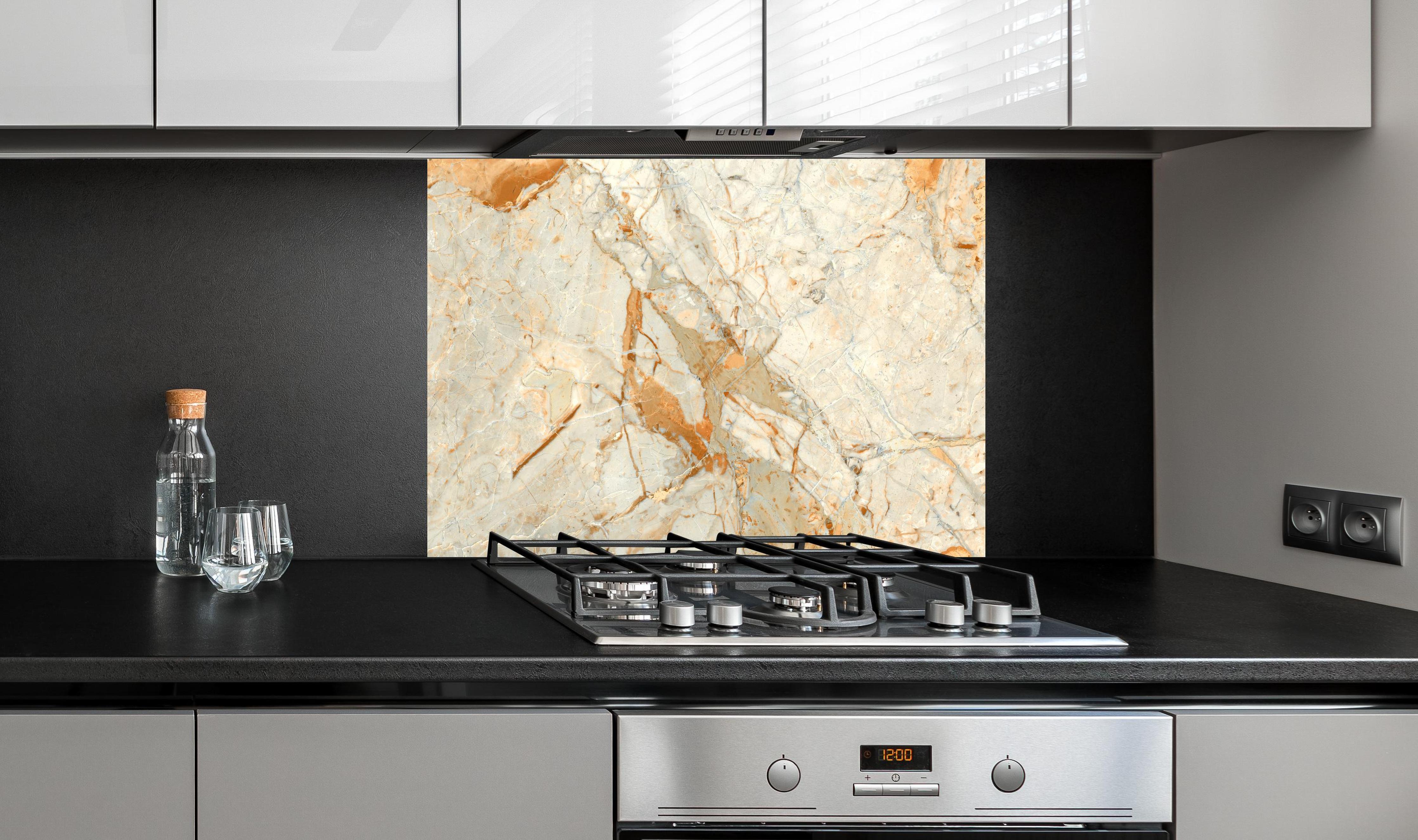 Spritzschutz -  Rötlich-beiger Marmor an edler Anthrazit-Wand hinter silbernem Gasherd