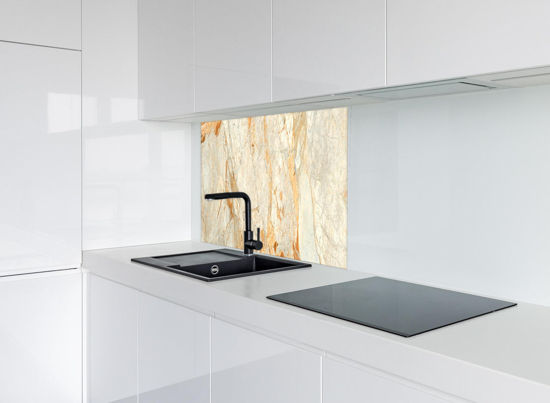 Spritzschutz -  Rötlich-beiger Marmor hinter modernem schwarz-matten Spülbecken in weißer Hochglanz-Küche