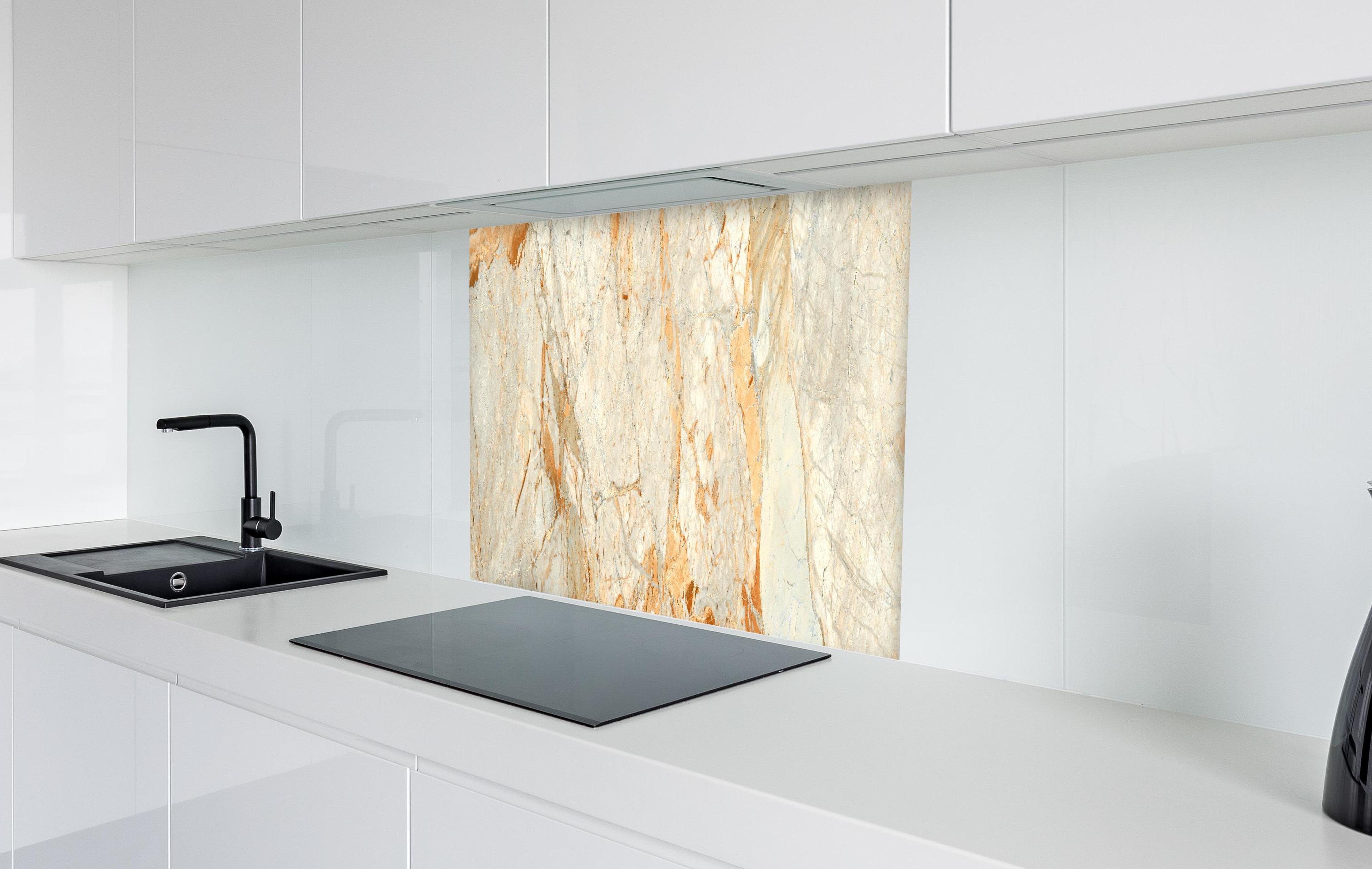 Spritzschutz -  Rötlich-beiger Marmor  in weißer Hochglanz-Küche hinter einem Cerankochfeld