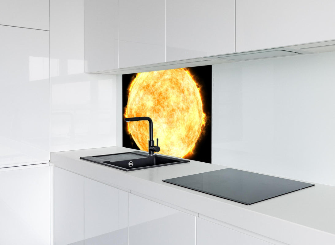Spritzschutz -  Sonne auf Schwarzem Hintergrund hinter modernem schwarz-matten Spülbecken in weißer Hochglanz-Küche