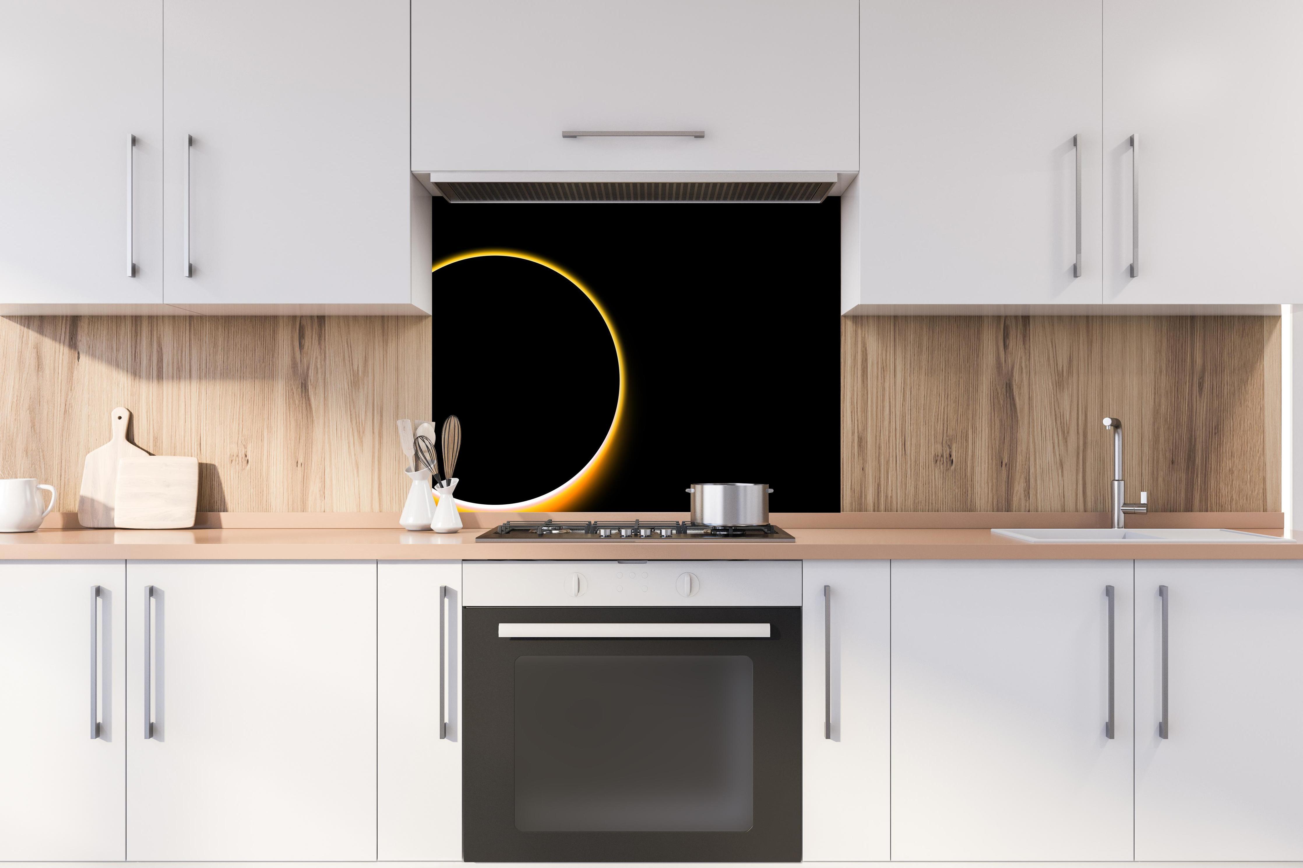 Spritzschutz -  Totale Sonnenfinsternis hinter stilvollem Gasherd unter Dunstabzugshaube