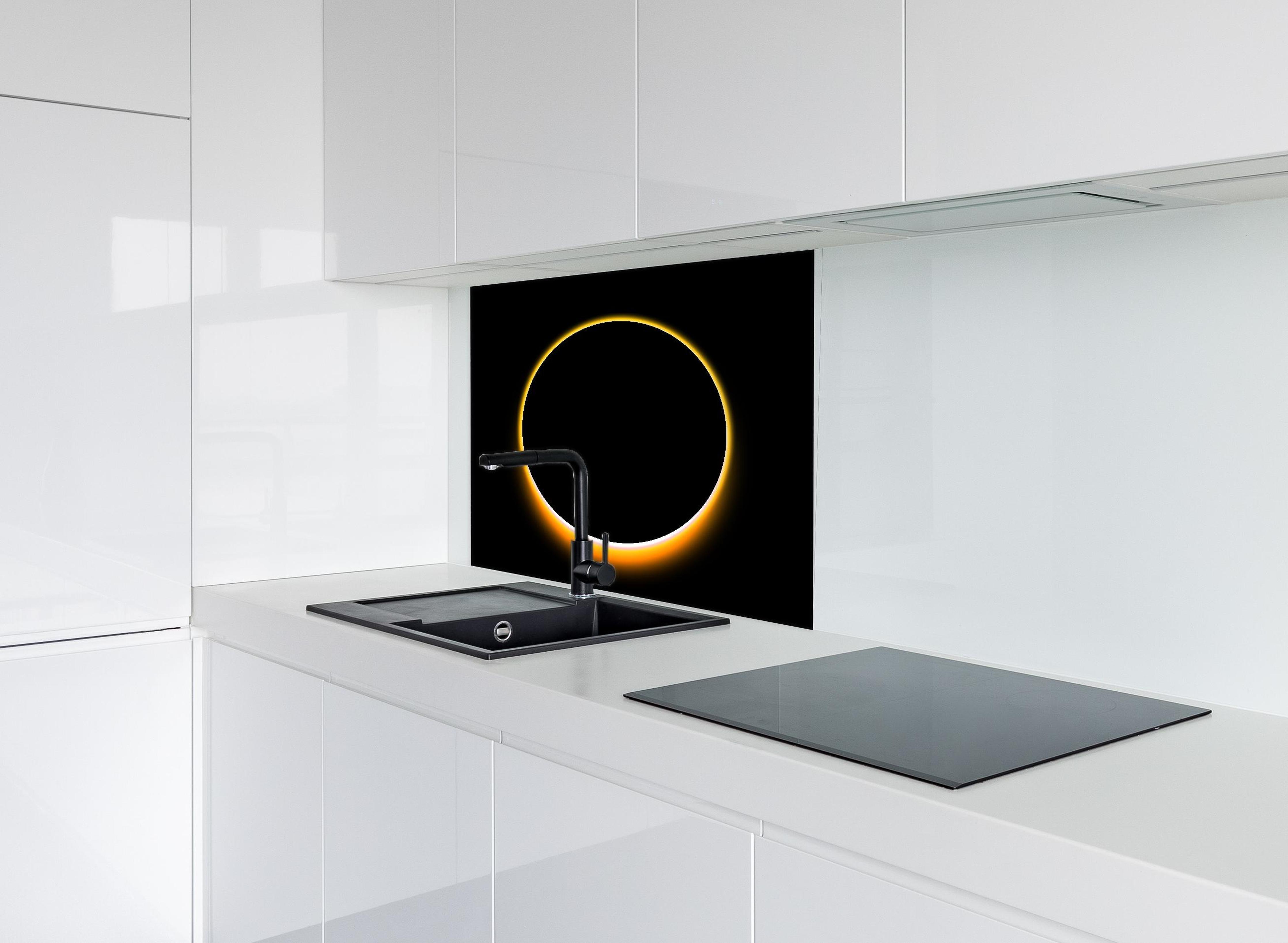 Spritzschutz -  Totale Sonnenfinsternis hinter modernem schwarz-matten Spülbecken in weißer Hochglanz-Küche