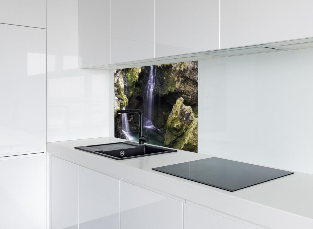 Spritzschutz -  harmonische Traunfall Wasserfälle hinter modernem schwarz-matten Spülbecken in weißer Hochglanz-Küche