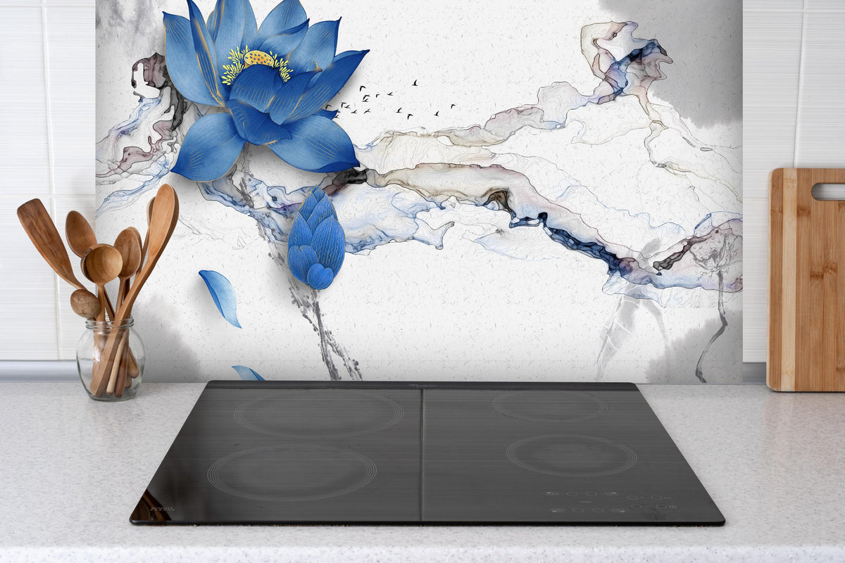Spritzschutz - Abstrakte Illustration blauer Blume hinter einem Cerankochfeld zwischen Holz-Kochutensilien
