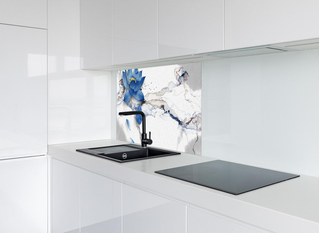 Spritzschutz - Abstrakte Illustration blauer Blume hinter modernem schwarz-matten Spülbecken in weißer Hochglanz-Küche
