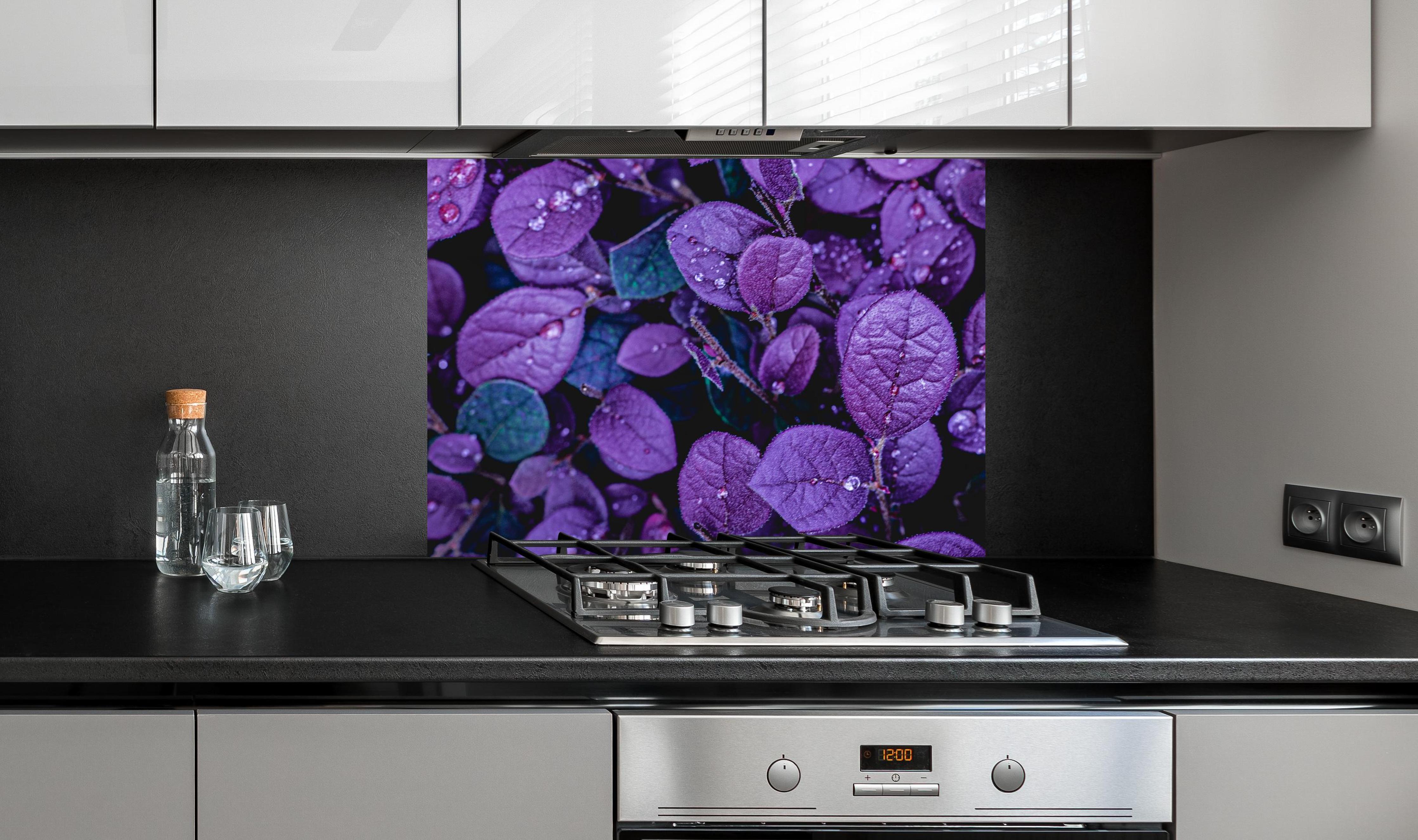 Spritzschutz - Abstrakte Lila Blätter an edler Anthrazit-Wand hinter silbernem Gasherd